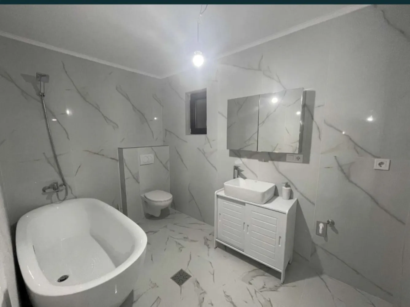 Casa de vanzare Satu Mare Martinesti - Casa este formata din P+E in cartier Grigorescu, Mărtinești. La parter se afla bucătăria, living-room-ul cu ieșire la terasa și două băi. La etaj sunt 3 dormitoare, fiecare cu baie proprie dintre care două au acces la balcon. Casa are încălzire în pardoseală atât la parter cât și la etaj. Casa a fost recent construita și face parte dintr-un triplex din care 2 case sunt finisate si disponibile de vanzare. Pentru mai multe informații vă rog să mă contactați la numărul de telefon 0770402536 sau 0743066356.