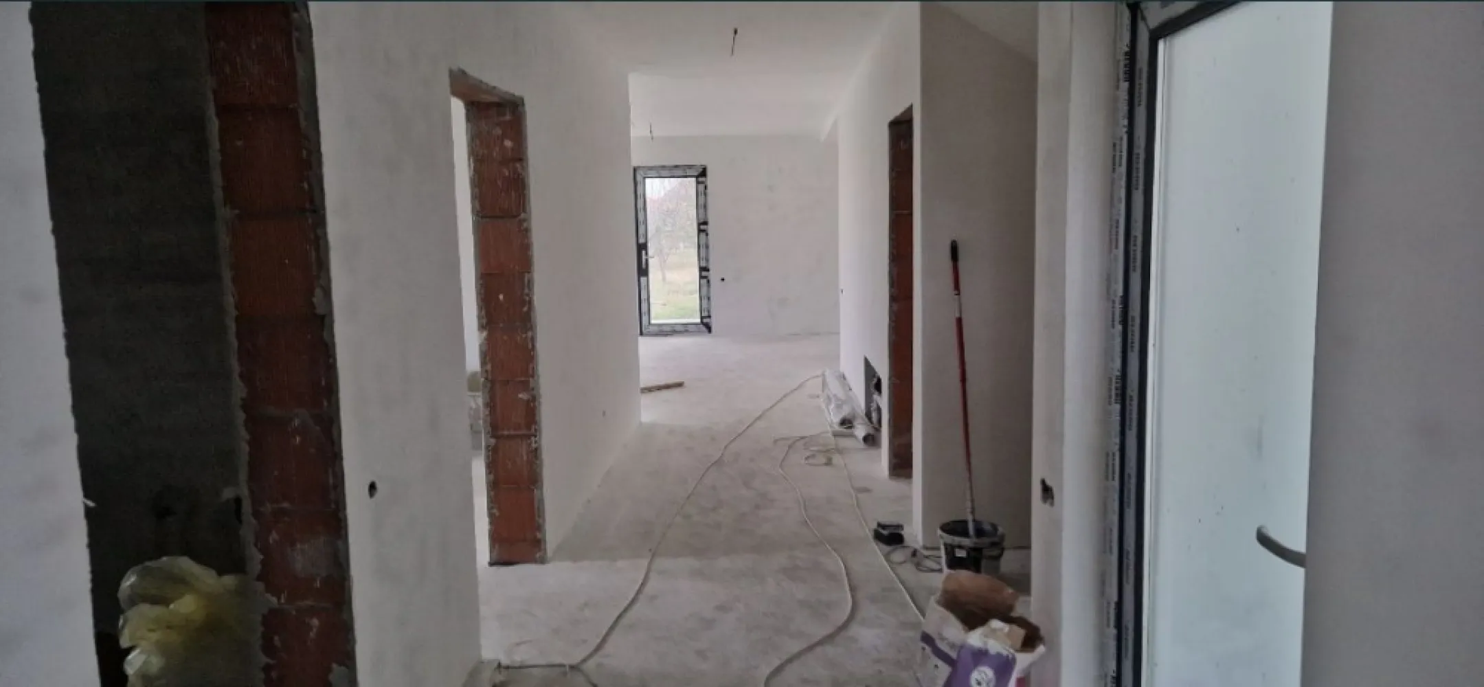 Casa noua Martinesti - Proprietar Vand Casa la intrarea in Martinestii constructie noua semifinisata cu materilale de calitate premium, compartimentata astfel: - la parter: Living, bucatarie , 3 camere si 2 bai;, dresing, camara, terasa acoperita, garaj. - la mansarda: camera si baie; Suprafata utila 240 mp plus terasa . Terenul aferent este de 1400 mp. beneficieaza de locuri de parcare in curte si in strada. Casa se vinde semifinisata, cu peretii vopsiti, centrala termica si incalzire in pardoseala, racordata la utilitati: apa, gaz , curent , fiind situata intr-o zona foarte buna, la 10 minute de centrul orasului. Pretul este de 193.000 euro cu 14 ari teren, sau 163.000 euro cu 6 ari teren.