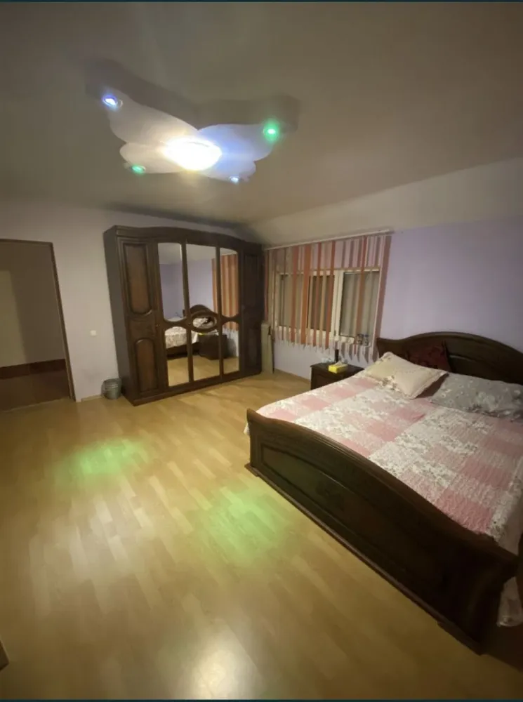 Casa de vanzare in zona Closca(liceul german) - Casa de vanzare pe strada Gara Ferastrau tip P+1 cu suprafata utila 258 mp, este construita in anul 2006,sistem de supraveghere video , toate utilitatile, locuibila. Compusa din bucatarie, living ,3 dormitoare decomandate ,2 bai , dressing,suprafata teren 403mp, relatii la telefon 0787403102 , 0787347555