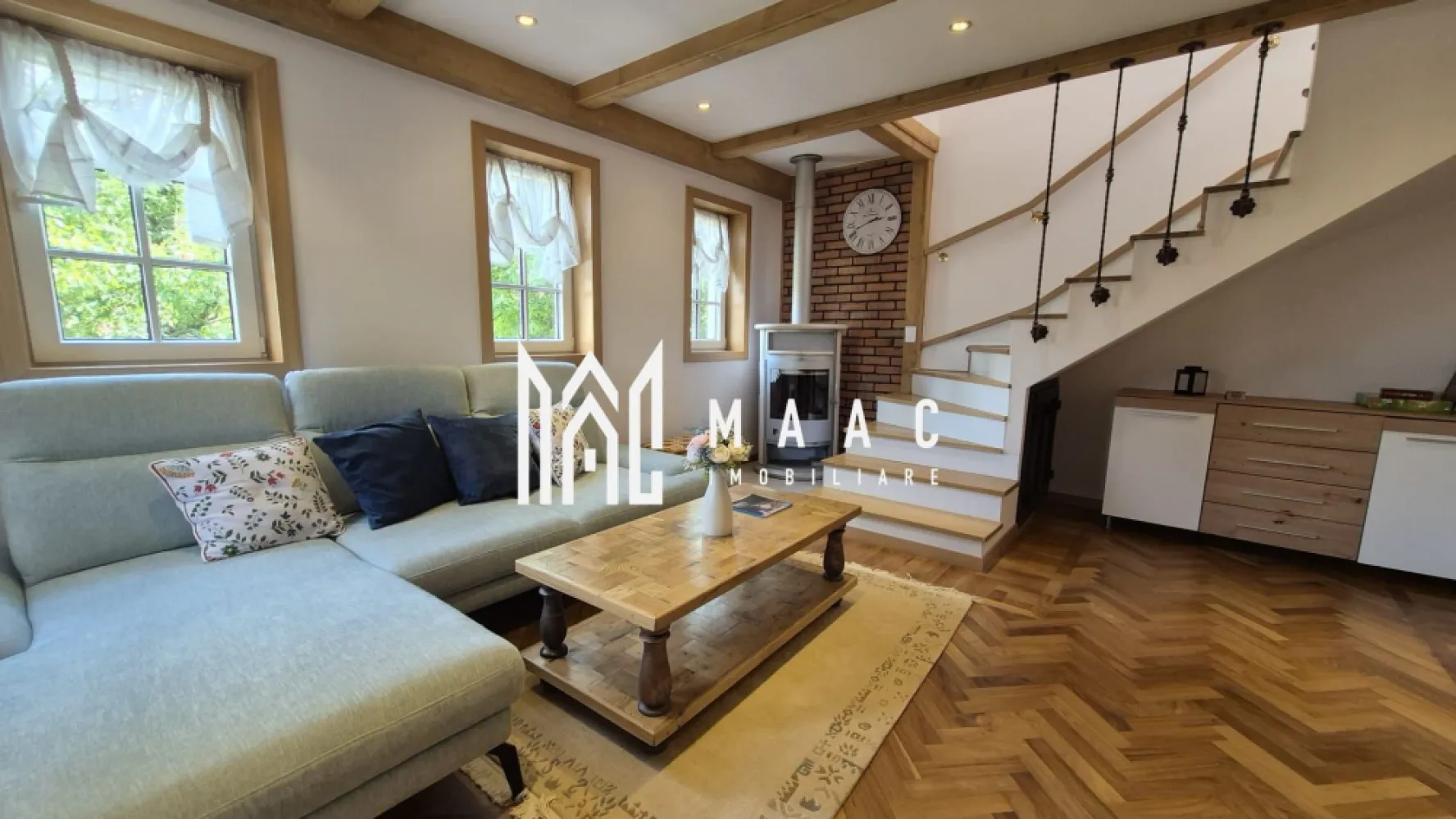 Casa 3 camere | 115 MPU | Teren 260 MP | Sibiel - MAAC Imobiliare vă propune spre vânzare o proprietate impresionantă, situată în pitorescul sat Sibiel. Amplasată într-o zonă montană superbă, această casă îmbină confortul modern cu liniștea naturii și priveliști spectaculoase.

Detalii:
Suprafață teren: 260 mp
Suprafață utilă casă: 115 mp

Compartimentare:
Pivniță
Parter: living luminos, baie cu geam pentru aerisire, bucătărie complet mobilată și utilată, terasă generoasă
Mansardă: hol, 2 camere spațioase, baie cu cadă și geam pentru aerisire, balcon cu vedere panoramică

Dotări și avantaje:
Construcție nouă, cu materiale premium
Orientare mixtă – lumină naturală pe tot parcursul zilei
Spațiu verde ideal pentru relaxare în aer liber
Se vinde complet mobilată și utilată

Recomandată pentru:
Familie care caută liniște și natură, dar aproape de Sibiu
Investiție sigură în zona turistică Sibiel
Închiriere pentru turiști sau evenimente private

Pentru mai multe detalii sau pentru a programa o vizionare, vă rugăm să ne contactați.
Specificați ID-ul CP2702190.