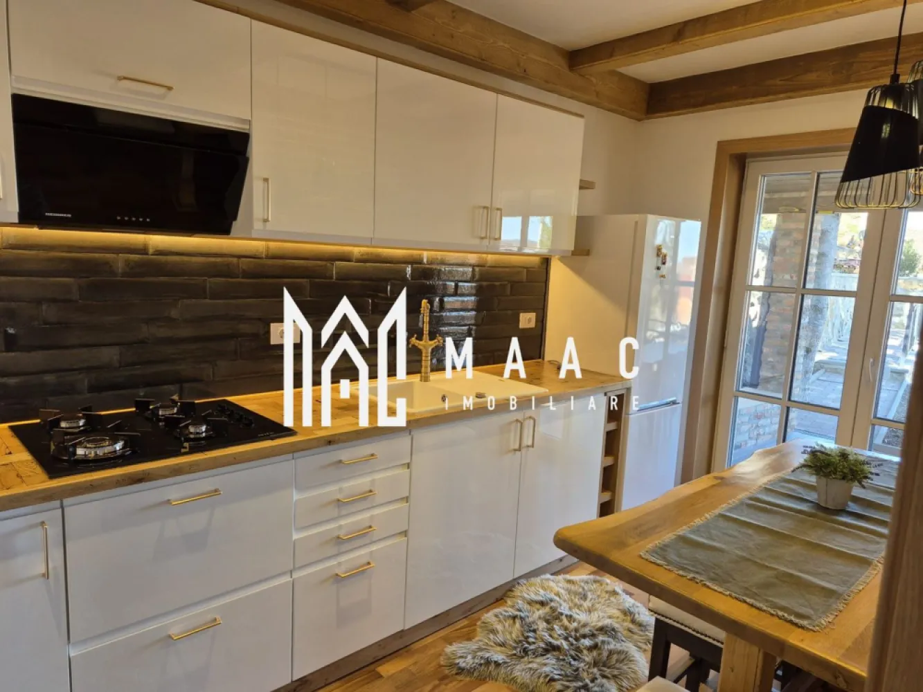 Casa 3 camere | 115 MPU | Teren 260 MP | Sibiel - MAAC Imobiliare vă propune spre vânzare o proprietate impresionantă, situată în pitorescul sat Sibiel. Amplasată într-o zonă montană superbă, această casă îmbină confortul modern cu liniștea naturii și priveliști spectaculoase.

Detalii:
Suprafață teren: 260 mp
Suprafață utilă casă: 115 mp

Compartimentare:
Pivniță
Parter: living luminos, baie cu geam pentru aerisire, bucătărie complet mobilată și utilată, terasă generoasă
Mansardă: hol, 2 camere spațioase, baie cu cadă și geam pentru aerisire, balcon cu vedere panoramică

Dotări și avantaje:
Construcție nouă, cu materiale premium
Orientare mixtă – lumină naturală pe tot parcursul zilei
Spațiu verde ideal pentru relaxare în aer liber
Se vinde complet mobilată și utilată

Recomandată pentru:
Familie care caută liniște și natură, dar aproape de Sibiu
Investiție sigură în zona turistică Sibiel
Închiriere pentru turiști sau evenimente private

Pentru mai multe detalii sau pentru a programa o vizionare, vă rugăm să ne contactați.
Specificați ID-ul CP2702190.
