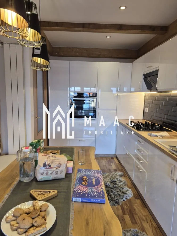 Casa 3 camere | 115 MPU | Teren 260 MP | Sibiel - MAAC Imobiliare vă propune spre vânzare o proprietate impresionantă, situată în pitorescul sat Sibiel. Amplasată într-o zonă montană superbă, această casă îmbină confortul modern cu liniștea naturii și priveliști spectaculoase.

Detalii:
Suprafață teren: 260 mp
Suprafață utilă casă: 115 mp

Compartimentare:
Pivniță
Parter: living luminos, baie cu geam pentru aerisire, bucătărie complet mobilată și utilată, terasă generoasă
Mansardă: hol, 2 camere spațioase, baie cu cadă și geam pentru aerisire, balcon cu vedere panoramică

Dotări și avantaje:
Construcție nouă, cu materiale premium
Orientare mixtă – lumină naturală pe tot parcursul zilei
Spațiu verde ideal pentru relaxare în aer liber
Se vinde complet mobilată și utilată

Recomandată pentru:
Familie care caută liniște și natură, dar aproape de Sibiu
Investiție sigură în zona turistică Sibiel
Închiriere pentru turiști sau evenimente private

Pentru mai multe detalii sau pentru a programa o vizionare, vă rugăm să ne contactați.
Specificați ID-ul CP2702190.
