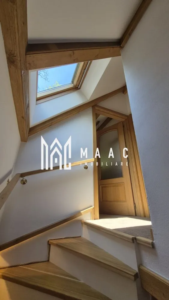 Casa 3 camere | 115 MPU | Teren 260 MP | Sibiel - MAAC Imobiliare vă propune spre vânzare o proprietate impresionantă, situată în pitorescul sat Sibiel. Amplasată într-o zonă montană superbă, această casă îmbină confortul modern cu liniștea naturii și priveliști spectaculoase.

Detalii:
Suprafață teren: 260 mp
Suprafață utilă casă: 115 mp

Compartimentare:
Pivniță
Parter: living luminos, baie cu geam pentru aerisire, bucătărie complet mobilată și utilată, terasă generoasă
Mansardă: hol, 2 camere spațioase, baie cu cadă și geam pentru aerisire, balcon cu vedere panoramică

Dotări și avantaje:
Construcție nouă, cu materiale premium
Orientare mixtă – lumină naturală pe tot parcursul zilei
Spațiu verde ideal pentru relaxare în aer liber
Se vinde complet mobilată și utilată

Recomandată pentru:
Familie care caută liniște și natură, dar aproape de Sibiu
Investiție sigură în zona turistică Sibiel
Închiriere pentru turiști sau evenimente private

Pentru mai multe detalii sau pentru a programa o vizionare, vă rugăm să ne contactați.
Specificați ID-ul CP2702190.