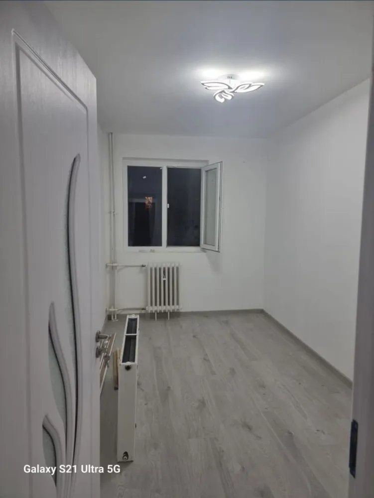 Vand apartament 3 camere - Vind apartament 3 camere semidecomandat liber acte la zi proprietar tel 07********65 suprafață 48mp îmbunătățiri de actualitate gaze la usa rog seriozitate acte la zi liber tel 07*******65 zona groapă școală 8 et 3
