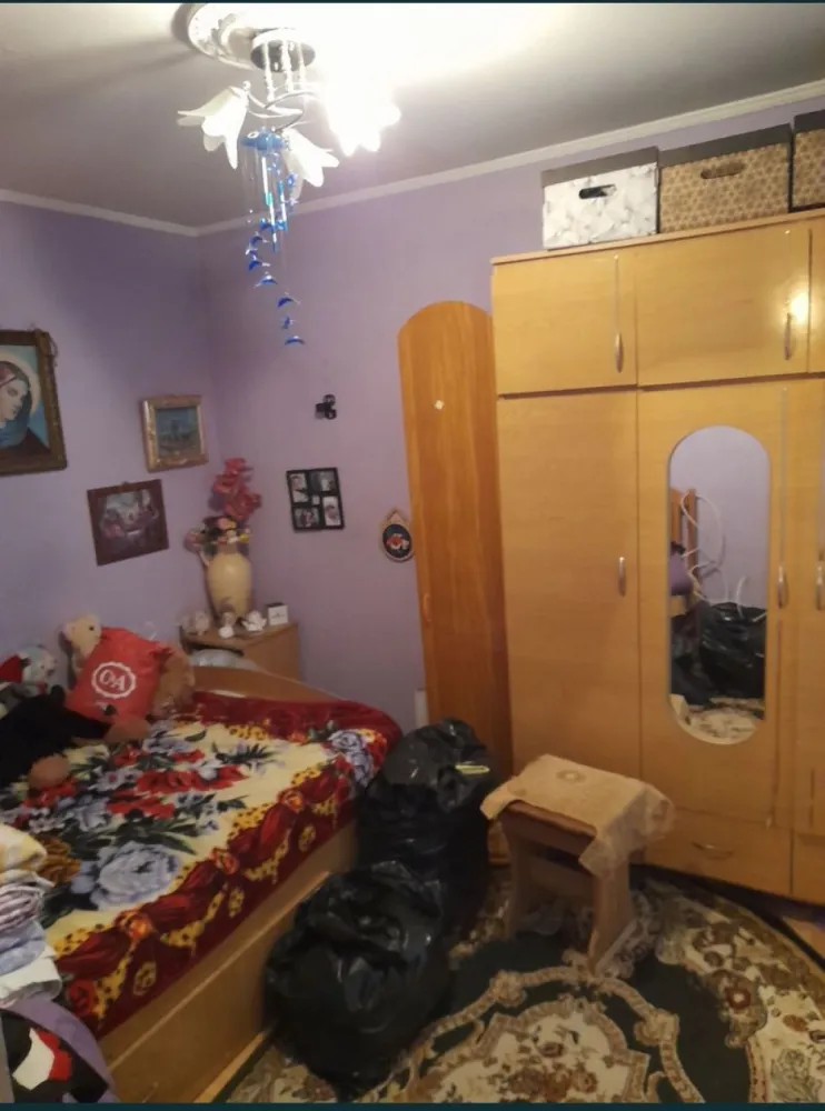 Vand apartament 3 camere zona Casa de cultura - Apartament 3 camere amplasat pe Aleea Nalbei ,zona Casa de cultura, semidecomandat,se află la etajul 4/4. 
Apartamentul nu are îmbunătățiri ,necesită renovare. Nu s-a investit în apartament în ideea ca cel care îl cumpără să îl facă după bunul său plac. Acesta este încadrat și foarte călduros, este racordat la încălzire termică, însă gazele sunt la usa apartamentului. Blocul este amplasat într-o zonă liniștită, în fața blocului se află loc de joacă pentru copii (Țara Piticilor),în apropiere se află Casa de cultura,liceul Sportiv ,liceul de Arte, farmacii, supermachet, stație de mijloc de transport în comun. Pe aleea din față blocului sunt locuri de parcare (nu de la primărie). 
Apartamentul a fost al părinților mei. Prețul este de 70000 euro negociabil.Ofer și solicit seriozitate. Telefon : 07******60