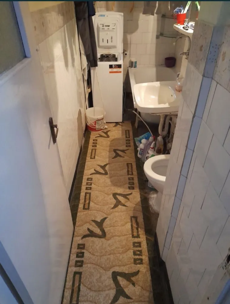 Vand apartament 3 camere zona Casa de cultura - Apartament 3 camere amplasat pe Aleea Nalbei ,zona Casa de cultura, semidecomandat,se află la etajul 4/4. 
Apartamentul nu are îmbunătățiri ,necesită renovare. Nu s-a investit în apartament în ideea ca cel care îl cumpără să îl facă după bunul său plac. Acesta este încadrat și foarte călduros, este racordat la încălzire termică, însă gazele sunt la usa apartamentului. Blocul este amplasat într-o zonă liniștită, în fața blocului se află loc de joacă pentru copii (Țara Piticilor),în apropiere se află Casa de cultura,liceul Sportiv ,liceul de Arte, farmacii, supermachet, stație de mijloc de transport în comun. Pe aleea din față blocului sunt locuri de parcare (nu de la primărie). 
Apartamentul a fost al părinților mei. Prețul este de 70000 euro negociabil.Ofer și solicit seriozitate. Telefon : 07******60