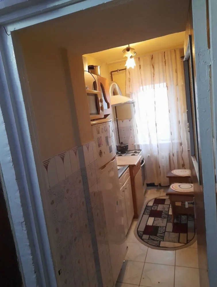 Vand apartament 3 camere zona Casa de cultura - Apartament 3 camere amplasat pe Aleea Nalbei ,zona Casa de cultura, semidecomandat,se află la etajul 4/4. 
Apartamentul nu are îmbunătățiri ,necesită renovare. Nu s-a investit în apartament în ideea ca cel care îl cumpără să îl facă după bunul său plac. Acesta este încadrat și foarte călduros, este racordat la încălzire termică, însă gazele sunt la usa apartamentului. Blocul este amplasat într-o zonă liniștită, în fața blocului se află loc de joacă pentru copii (Țara Piticilor),în apropiere se află Casa de cultura,liceul Sportiv ,liceul de Arte, farmacii, supermachet, stație de mijloc de transport în comun. Pe aleea din față blocului sunt locuri de parcare (nu de la primărie). 
Apartamentul a fost al părinților mei. Prețul este de 70000 euro negociabil.Ofer și solicit seriozitate. Telefon : 07******60