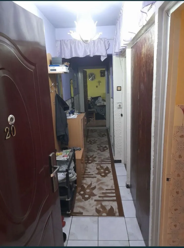 Vand apartament 3 camere zona Casa de cultura - Apartament 3 camere amplasat pe Aleea Nalbei ,zona Casa de cultura, semidecomandat,se află la etajul 4/4. 
Apartamentul nu are îmbunătățiri ,necesită renovare. Nu s-a investit în apartament în ideea ca cel care îl cumpără să îl facă după bunul său plac. Acesta este încadrat și foarte călduros, este racordat la încălzire termică, însă gazele sunt la usa apartamentului. Blocul este amplasat într-o zonă liniștită, în fața blocului se află loc de joacă pentru copii (Țara Piticilor),în apropiere se află Casa de cultura,liceul Sportiv ,liceul de Arte, farmacii, supermachet, stație de mijloc de transport în comun. Pe aleea din față blocului sunt locuri de parcare (nu de la primărie). 
Apartamentul a fost al părinților mei. Prețul este de 70000 euro negociabil.Ofer și solicit seriozitate. Telefon : 07******60