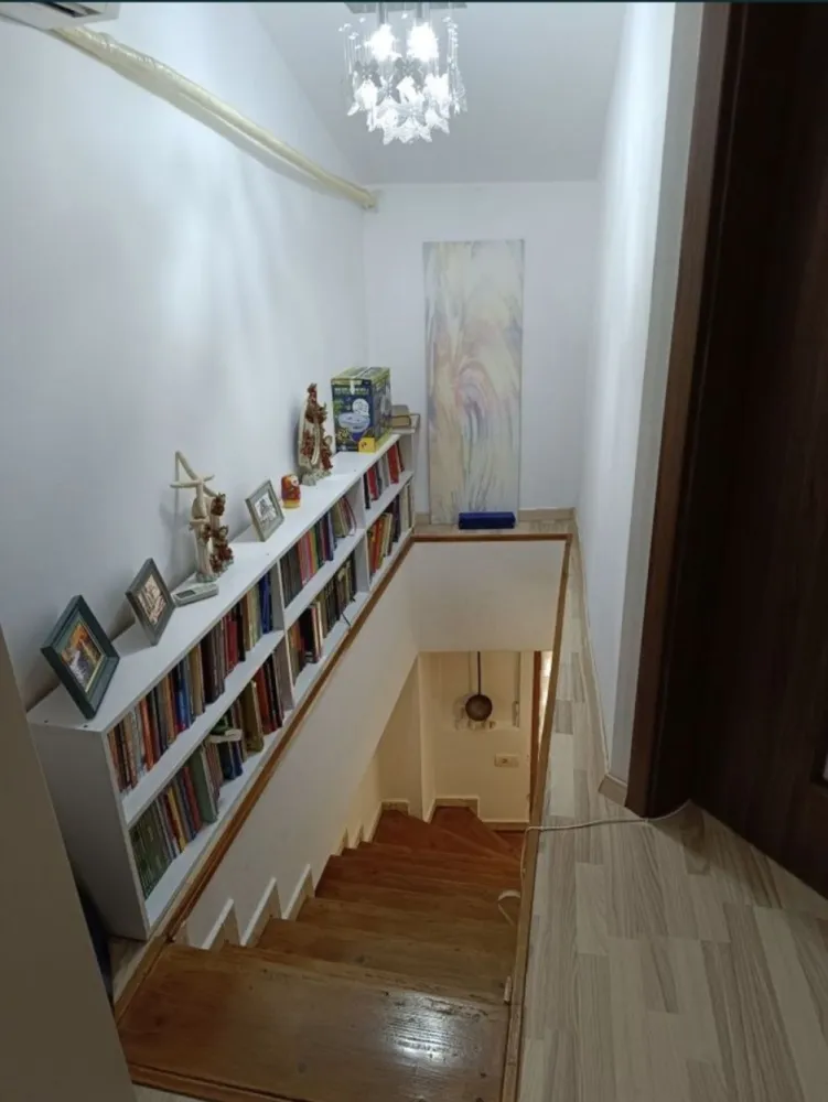 Ap mic si cochet in Piata Ovidiu - Apartament in piata Ovidiu pe o stradă foarte bine cotata, aproape de plaja Modern și Biserica Greaca, pretabil atât pentru locuit , cât și pentru inchiriat in sezonul estival.
Pentru mai multe detalii și fotografii , rog mesaj privat sau apel telefonic .