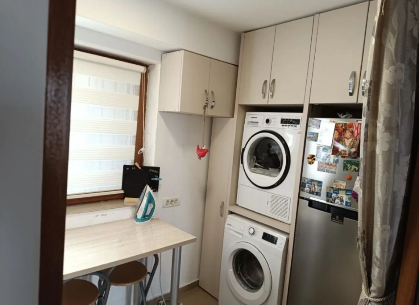 Ap mic si cochet in Piata Ovidiu - Apartament in piata Ovidiu pe o stradă foarte bine cotata, aproape de plaja Modern și Biserica Greaca, pretabil atât pentru locuit , cât și pentru inchiriat in sezonul estival.
Pentru mai multe detalii și fotografii , rog mesaj privat sau apel telefonic .