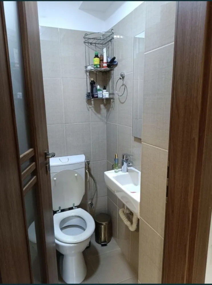 Ap mic si cochet in Piata Ovidiu - Apartament in piata Ovidiu pe o stradă foarte bine cotata, aproape de plaja Modern și Biserica Greaca, pretabil atât pentru locuit , cât și pentru inchiriat in sezonul estival.
Pentru mai multe detalii și fotografii , rog mesaj privat sau apel telefonic .