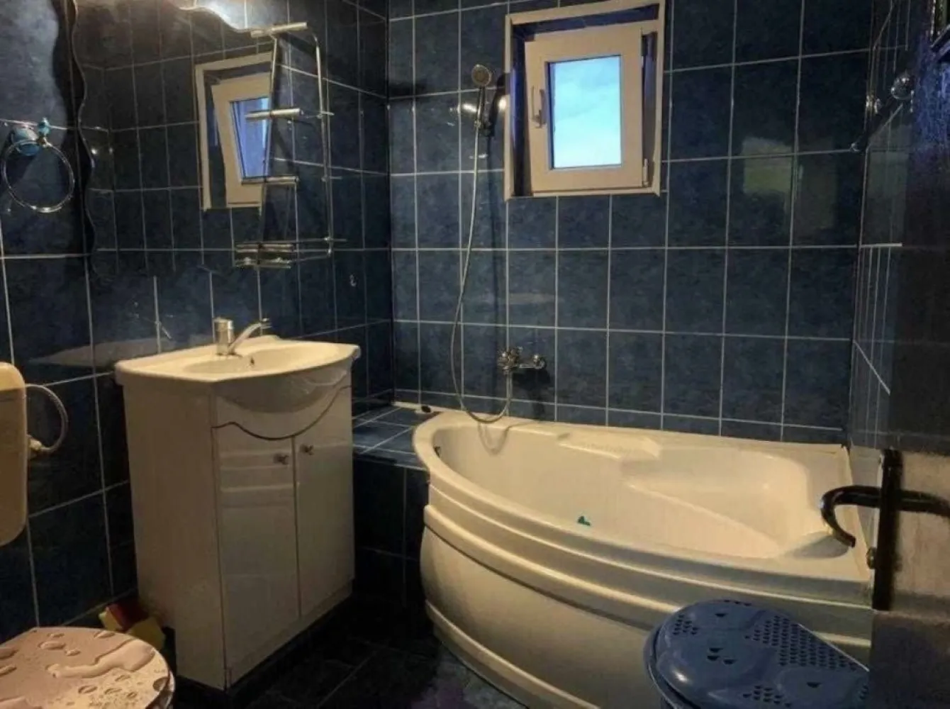 Prorpietar vand apartament 3 camere decomandat confort 0 - *Proprietar,
Vand apartament cu 3 camere,decomandat,mobilat si utilat, etajul 4 din 4 ,zona Far – Bulevardul 1MAI
*Apartamentul dispune de centrala pe gaz,aer conditionat ,2 bai!
In apropiere sunt 3 parcuri,banzinarii,banci ,scoala ,gradinita,supermarket-uri.
*Blocul se afla cu intrare din bulevardul principal iar vederea este spre mare si portul Constanta

*Centrala gaze si instalatie in garatie, frigider LG NoFrost , 2 televizoare (unul sony smart 3D active 125cm), masina de spalat, aer conditionat, aragaz, cuptor cu microunde, expressor cafea automat, absolut tot ce este necesar unei familii sa locuiasca.

Mai multe detalii sau poze la numarul din anunt.