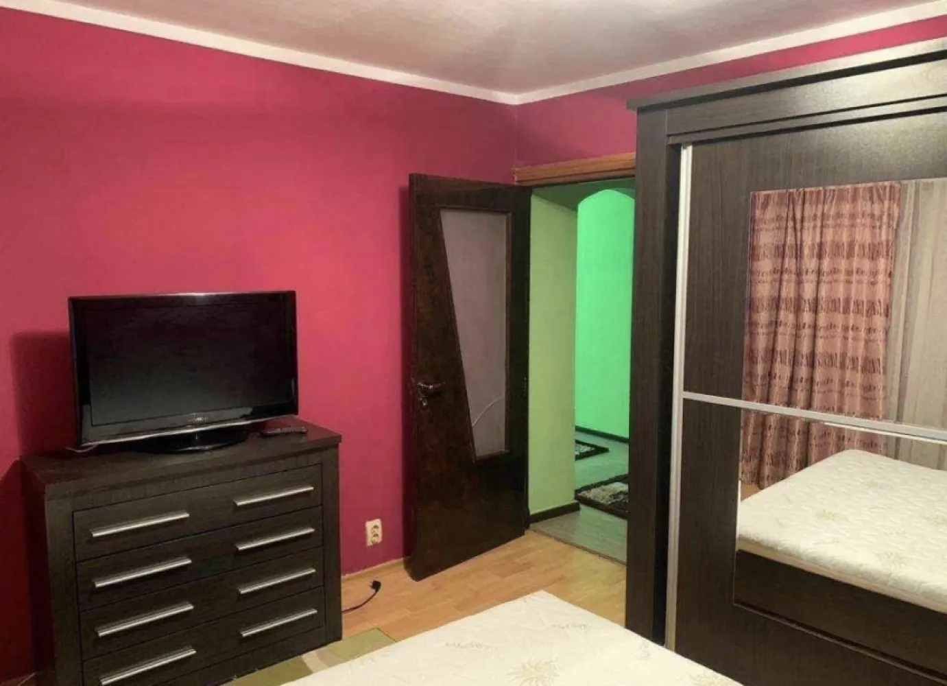 Prorpietar vand apartament 3 camere decomandat confort 0 - *Proprietar,
Vand apartament cu 3 camere,decomandat,mobilat si utilat, etajul 4 din 4 ,zona Far – Bulevardul 1MAI
*Apartamentul dispune de centrala pe gaz,aer conditionat ,2 bai!
In apropiere sunt 3 parcuri,banzinarii,banci ,scoala ,gradinita,supermarket-uri.
*Blocul se afla cu intrare din bulevardul principal iar vederea este spre mare si portul Constanta

*Centrala gaze si instalatie in garatie, frigider LG NoFrost , 2 televizoare (unul sony smart 3D active 125cm), masina de spalat, aer conditionat, aragaz, cuptor cu microunde, expressor cafea automat, absolut tot ce este necesar unei familii sa locuiasca.

Mai multe detalii sau poze la numarul din anunt.