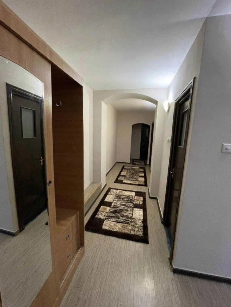 Prorpietar vand apartament 3 camere decomandat confort 0 - *Proprietar,
Vand apartament cu 3 camere,decomandat,mobilat si utilat, etajul 4 din 4 ,zona Far – Bulevardul 1MAI
*Apartamentul dispune de centrala pe gaz,aer conditionat ,2 bai!
In apropiere sunt 3 parcuri,banzinarii,banci ,scoala ,gradinita,supermarket-uri.
*Blocul se afla cu intrare din bulevardul principal iar vederea este spre mare si portul Constanta

*Centrala gaze si instalatie in garatie, frigider LG NoFrost , 2 televizoare (unul sony smart 3D active 125cm), masina de spalat, aer conditionat, aragaz, cuptor cu microunde, expressor cafea automat, absolut tot ce este necesar unei familii sa locuiasca.

Mai multe detalii sau poze la numarul din anunt.
