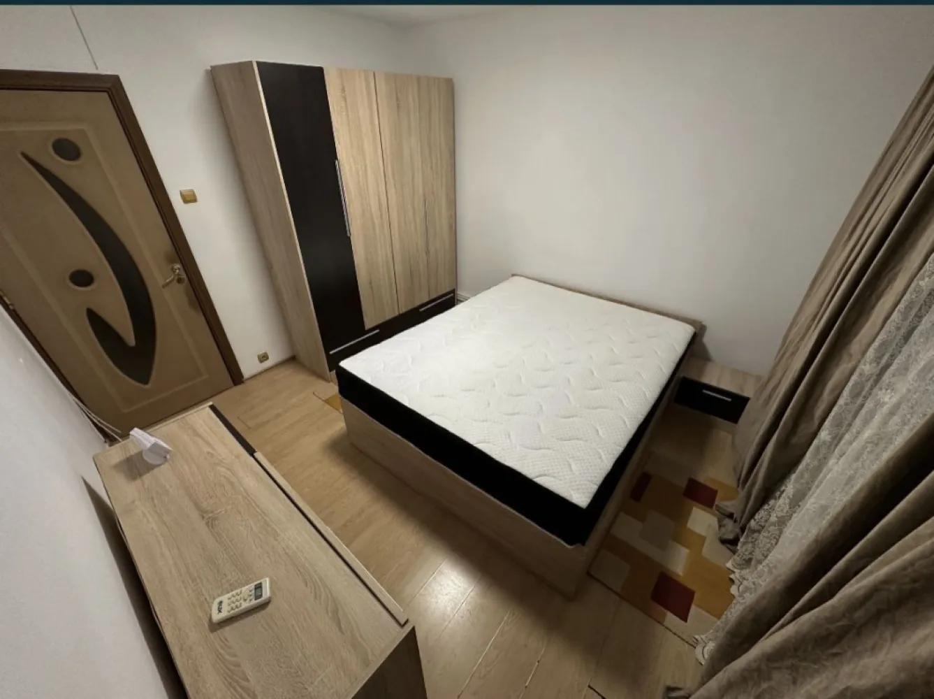 Apartament zona Anda - Vând apartament 3 camere in zona Anda, cu suprafața utila 76 mp + 12 mp beci exterior, parter. Modernizat recent, apartamentul dispune de 2 dormitoare, o baie, 2 holuri și living open space cu bucatarie și balcon. 
Apartamentul are 2 intrări, prin scara blocului și prin balcon. Accesul in boxa se face din balcon, încălzirea - centrala gaz. 
Zona liniștita cu magazine, farmacii, stații peco foarte aproape. Mai multe detalii la telefon.