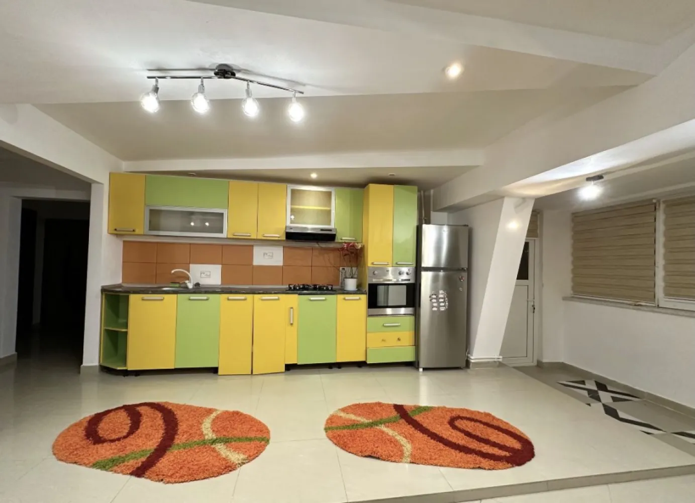Apartament zona Anda - Vând apartament 3 camere in zona Anda, cu suprafața utila 76 mp + 12 mp beci exterior, parter. Modernizat recent, apartamentul dispune de 2 dormitoare, o baie, 2 holuri și living open space cu bucatarie și balcon. 
Apartamentul are 2 intrări, prin scara blocului și prin balcon. Accesul in boxa se face din balcon, încălzirea - centrala gaz. 
Zona liniștita cu magazine, farmacii, stații peco foarte aproape. Mai multe detalii la telefon.