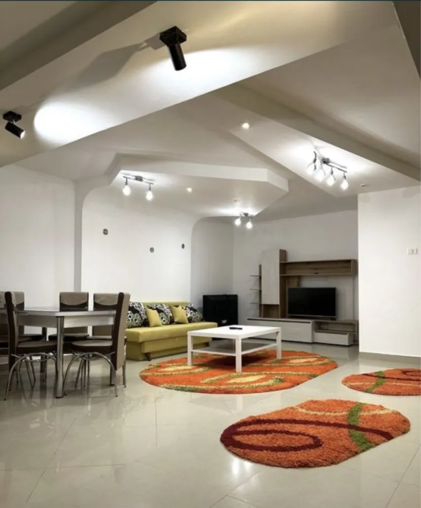 Apartament zona Anda - Vând apartament 3 camere in zona Anda, cu suprafața utila 76 mp + 12 mp beci exterior, parter. Modernizat recent, apartamentul dispune de 2 dormitoare, o baie, 2 holuri și living open space cu bucatarie și balcon. 
Apartamentul are 2 intrări, prin scara blocului și prin balcon. Accesul in boxa se face din balcon, încălzirea - centrala gaz. 
Zona liniștita cu magazine, farmacii, stații peco foarte aproape. Mai multe detalii la telefon.