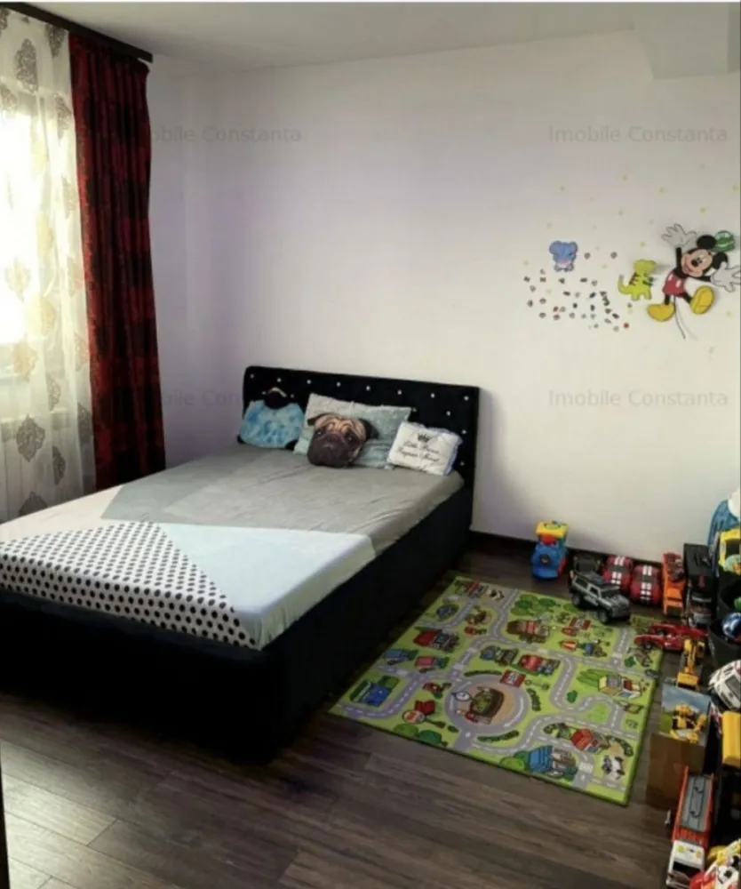 Ap 3 camere - Vă ofer spre vânzare apartament 3 camere, decomandate, mobilat, cu suprafața utila de 71 metri pătrați,etaj 3/4, cu toate utilitățile în zona Tomis Plus. Preț 130000 EUR. Telefon 0770548706.