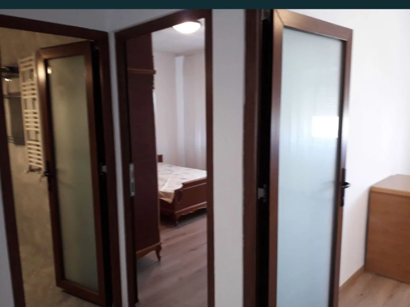 Ap 3 camere - Vă ofer spre vânzare apartament 3 camere, decomandate, mobilat, cu suprafața utila de 71 metri pătrați,etaj 3/4, cu toate utilitățile în zona Tomis Plus. Preț 130000 EUR. Telefon 0770548706.