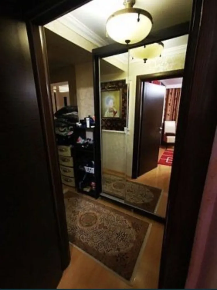 Apartament zona Inel II - Va propunem spre Vanzare un Apartament de 3 Camere Decomandate Confort 0, avand o Suprafata Utila de 80m², cu Balcon, in zona Inel II, situat la Parter (Inalt) intr-un bloc de 4 Etaje, construit in jurul anului 1990. Imobilul este Foarte Luminos, are vedere Bilaterala, punct cardinal Est-Vest, este Incadrat, izolat eXterior, are Aer conditionat si in plus beneficiaza si de o Boxa pe suprafata bucatariei. precum si de o Centrala pe Gaze. Apartamentul prezinta 2 Grupuri sanitare si se vinde Mobilat-Utilat
