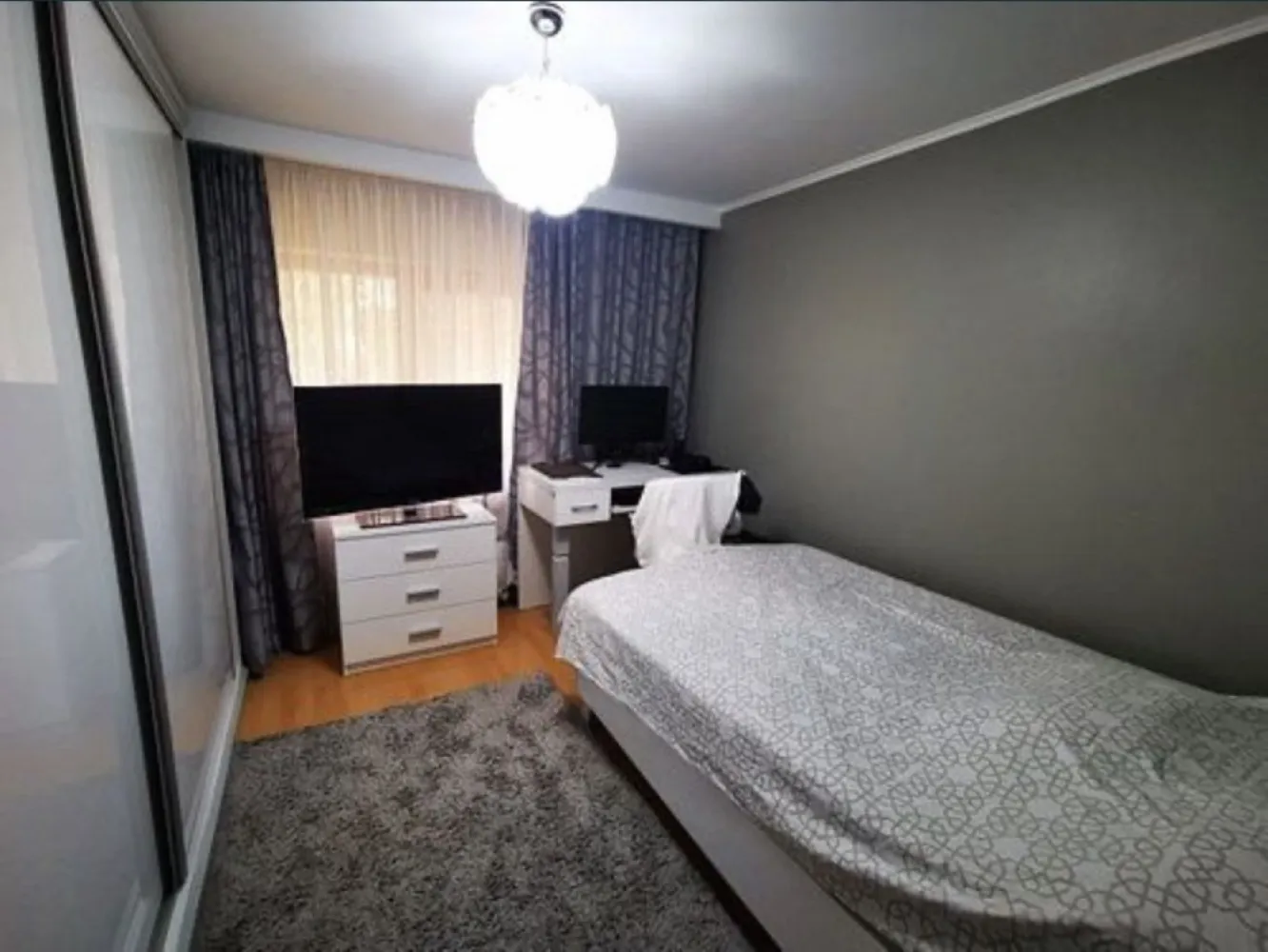 Apartament zona Inel II - Va propunem spre Vanzare un Apartament de 3 Camere Decomandate Confort 0, avand o Suprafata Utila de 80m², cu Balcon, in zona Inel II, situat la Parter (Inalt) intr-un bloc de 4 Etaje, construit in jurul anului 1990. Imobilul este Foarte Luminos, are vedere Bilaterala, punct cardinal Est-Vest, este Incadrat, izolat eXterior, are Aer conditionat si in plus beneficiaza si de o Boxa pe suprafata bucatariei. precum si de o Centrala pe Gaze. Apartamentul prezinta 2 Grupuri sanitare si se vinde Mobilat-Utilat