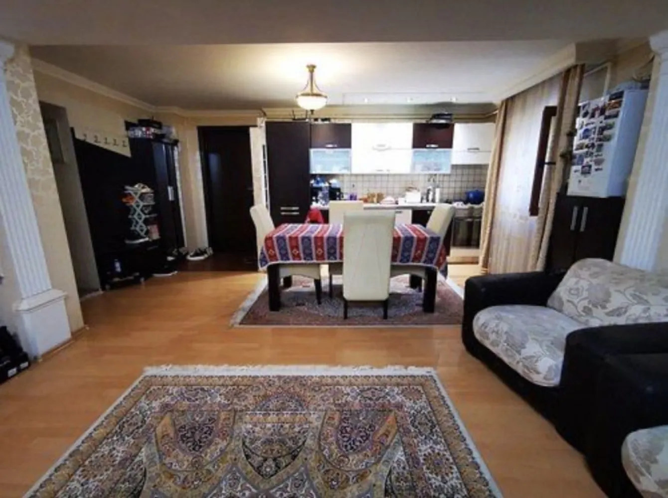 Apartament zona Inel II - Va propunem spre Vanzare un Apartament de 3 Camere Decomandate Confort 0, avand o Suprafata Utila de 80m², cu Balcon, in zona Inel II, situat la Parter (Inalt) intr-un bloc de 4 Etaje, construit in jurul anului 1990. Imobilul este Foarte Luminos, are vedere Bilaterala, punct cardinal Est-Vest, este Incadrat, izolat eXterior, are Aer conditionat si in plus beneficiaza si de o Boxa pe suprafata bucatariei. precum si de o Centrala pe Gaze. Apartamentul prezinta 2 Grupuri sanitare si se vinde Mobilat-Utilat