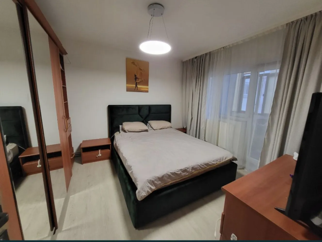 Vand ap 3 camere - Apartament spatios cu 3 camere de vanzare in zona Dacia Constanta, cu vedere la bulevardul Tomis. Situat la etajul 1 din 4 intr-un bloc intretinut, cu o scara curata, amplasat in a doua linie de la bulevard, departe de zgomot, apartamentul are o suprafata utila de 74 mp si dispune de multiple imbubatatiri printre care centrala pe gaze, tamplarie din aluminiu, aer conditionat, cuptor incorporabil, plita pe gaz, masina de spalat si uscator de rufe. Se vinde utilat si mobilat precum in poze. Pentru mai multe detalii apelati 0723317031