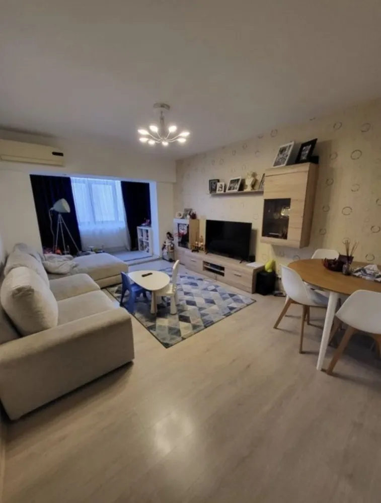 Vand ap 3 camere - Apartament spatios cu 3 camere de vanzare in zona Dacia Constanta, cu vedere la bulevardul Tomis. Situat la etajul 1 din 4 intr-un bloc intretinut, cu o scara curata, amplasat in a doua linie de la bulevard, departe de zgomot, apartamentul are o suprafata utila de 74 mp si dispune de multiple imbubatatiri printre care centrala pe gaze, tamplarie din aluminiu, aer conditionat, cuptor incorporabil, plita pe gaz, masina de spalat si uscator de rufe. Se vinde utilat si mobilat precum in poze. Pentru mai multe detalii apelati 0723317031
