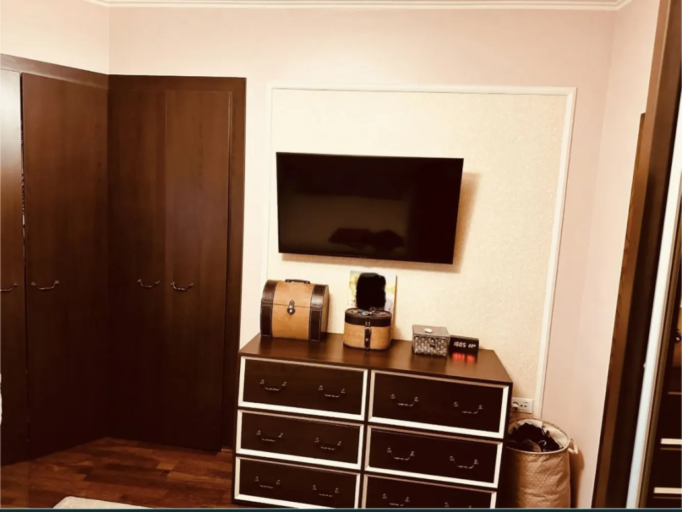 Vand ap 3 camere - Vand apartament 3 camere , zona Trocadero. Apartamentul este renovat in totalitate,incluzand si instalatiile electrice si sanitare. Apartamentul se vinde total mobilat si utilat.