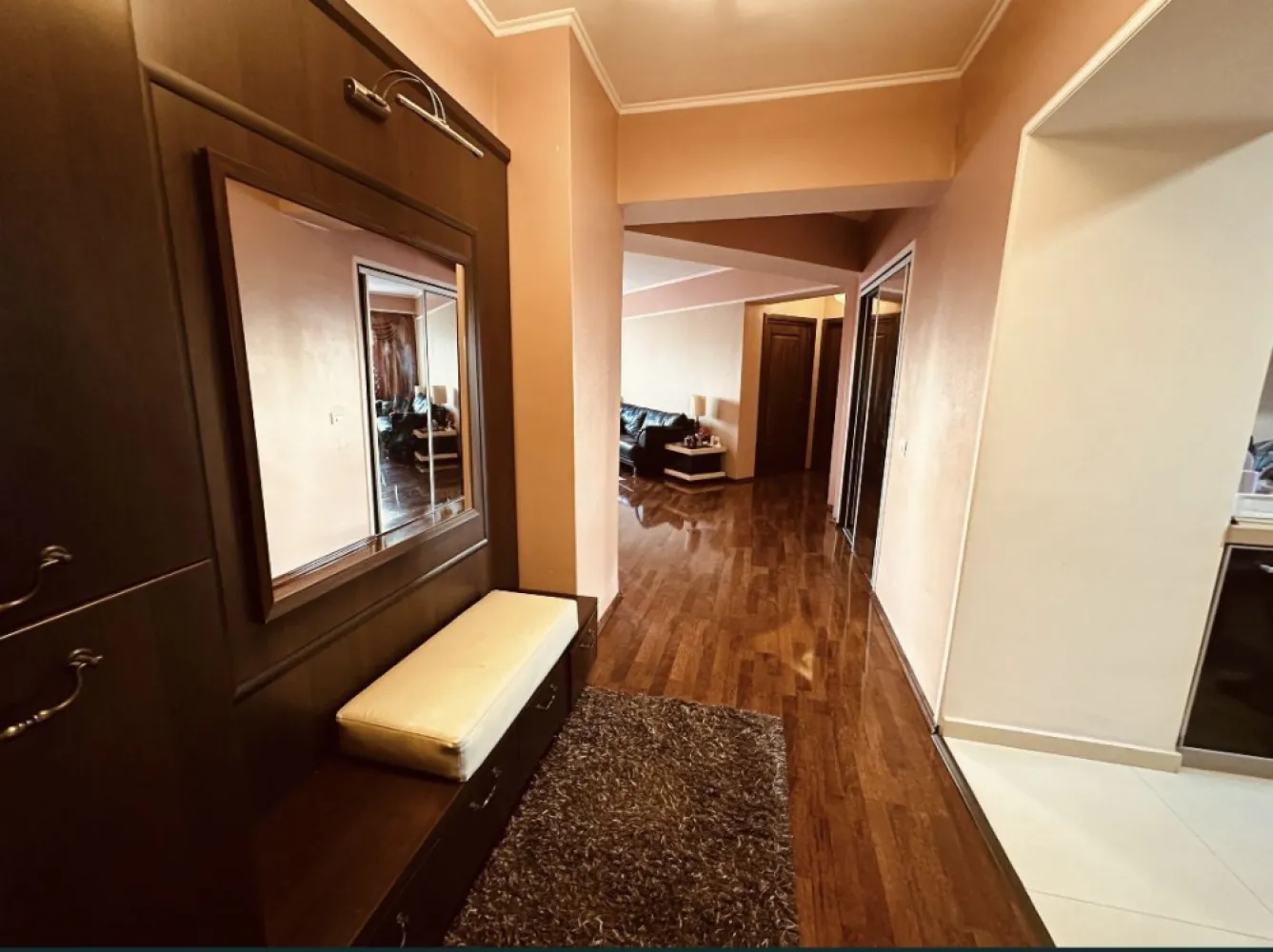 Vand ap 3 camere - Vand apartament 3 camere , zona Trocadero. Apartamentul este renovat in totalitate,incluzand si instalatiile electrice si sanitare. Apartamentul se vinde total mobilat si utilat.