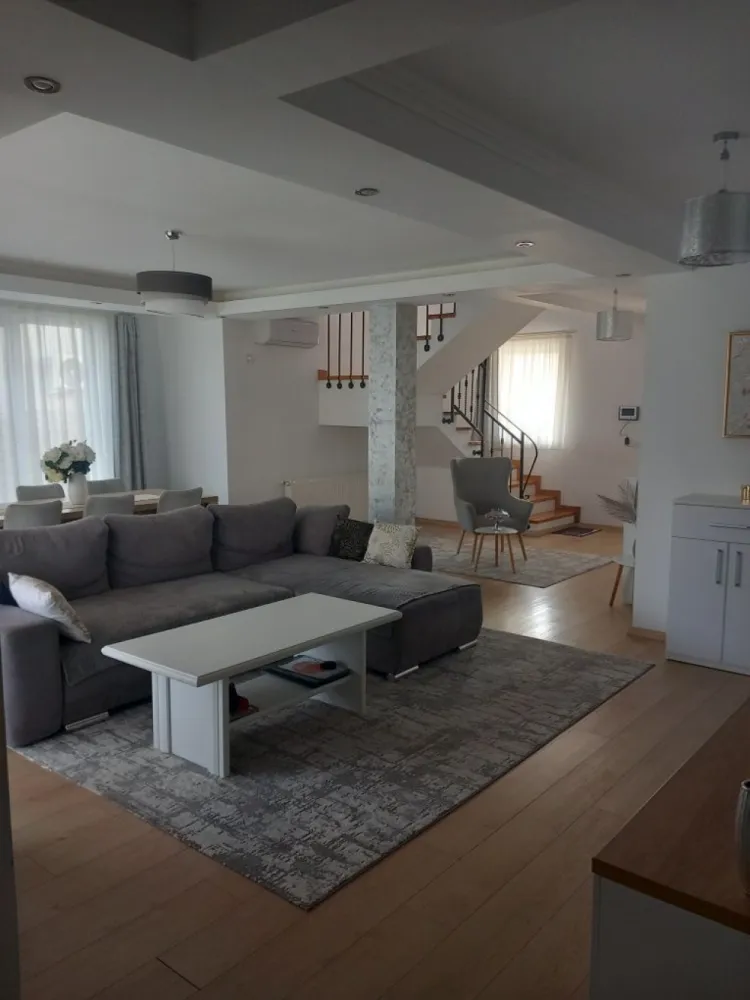 BRASADAS vinde casa NOUA cu etaj în zona UNIRII. - Agenția imobiliara BRASADAS vinde casa individuala constructie 2022, 235 mp, teren 560 mp.
-3 dormitoare, 2 dressing, 2 bai, living, bucatărie, camara, garaj, 2 balcoane, terasa
Casa se vinde mobilat-utilat.

Pentru mai multe oferte accesați www.brasadas.com