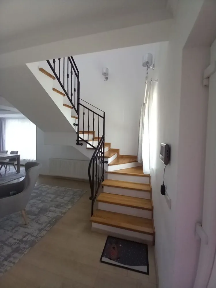 BRASADAS vinde casa NOUA cu etaj în zona UNIRII. - Agenția imobiliara BRASADAS vinde casa individuala constructie 2022, 235 mp, teren 560 mp.
-3 dormitoare, 2 dressing, 2 bai, living, bucatărie, camara, garaj, 2 balcoane, terasa
Casa se vinde mobilat-utilat.

Pentru mai multe oferte accesați www.brasadas.com