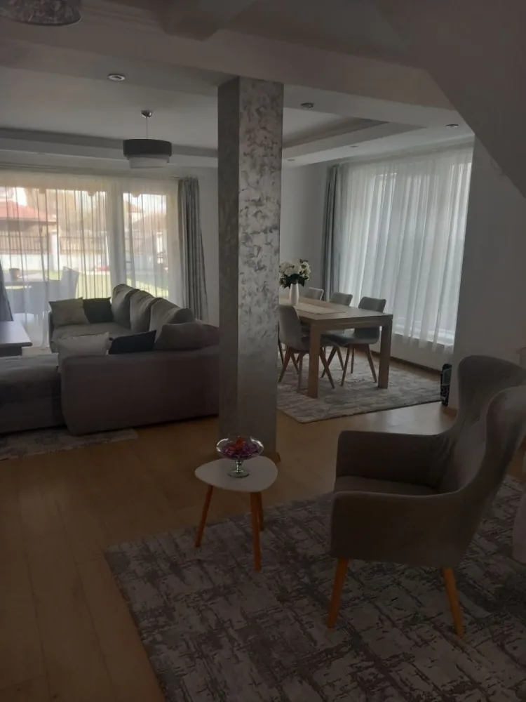 BRASADAS vinde casa NOUA cu etaj în zona UNIRII. - Agenția imobiliara BRASADAS vinde casa individuala constructie 2022, 235 mp, teren 560 mp.
-3 dormitoare, 2 dressing, 2 bai, living, bucatărie, camara, garaj, 2 balcoane, terasa
Casa se vinde mobilat-utilat.

Pentru mai multe oferte accesați www.brasadas.com