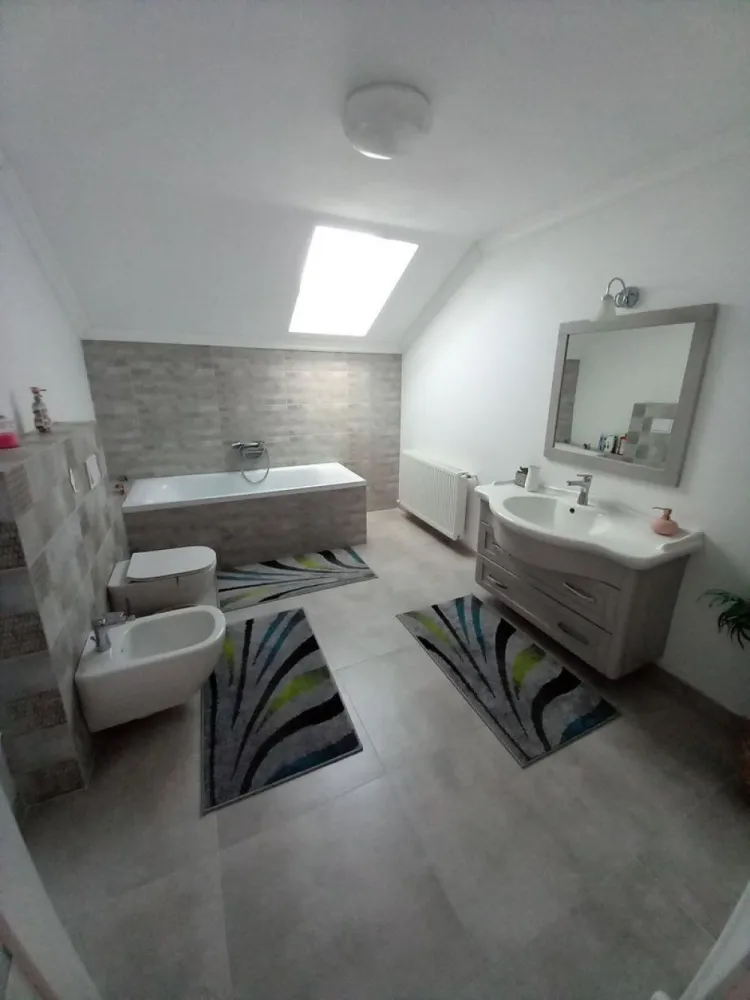 BRASADAS vinde casa NOUA cu etaj în zona UNIRII. - Agenția imobiliara BRASADAS vinde casa individuala constructie 2022, 235 mp, teren 560 mp.
-3 dormitoare, 2 dressing, 2 bai, living, bucatărie, camara, garaj, 2 balcoane, terasa
Casa se vinde mobilat-utilat.

Pentru mai multe oferte accesați www.brasadas.com