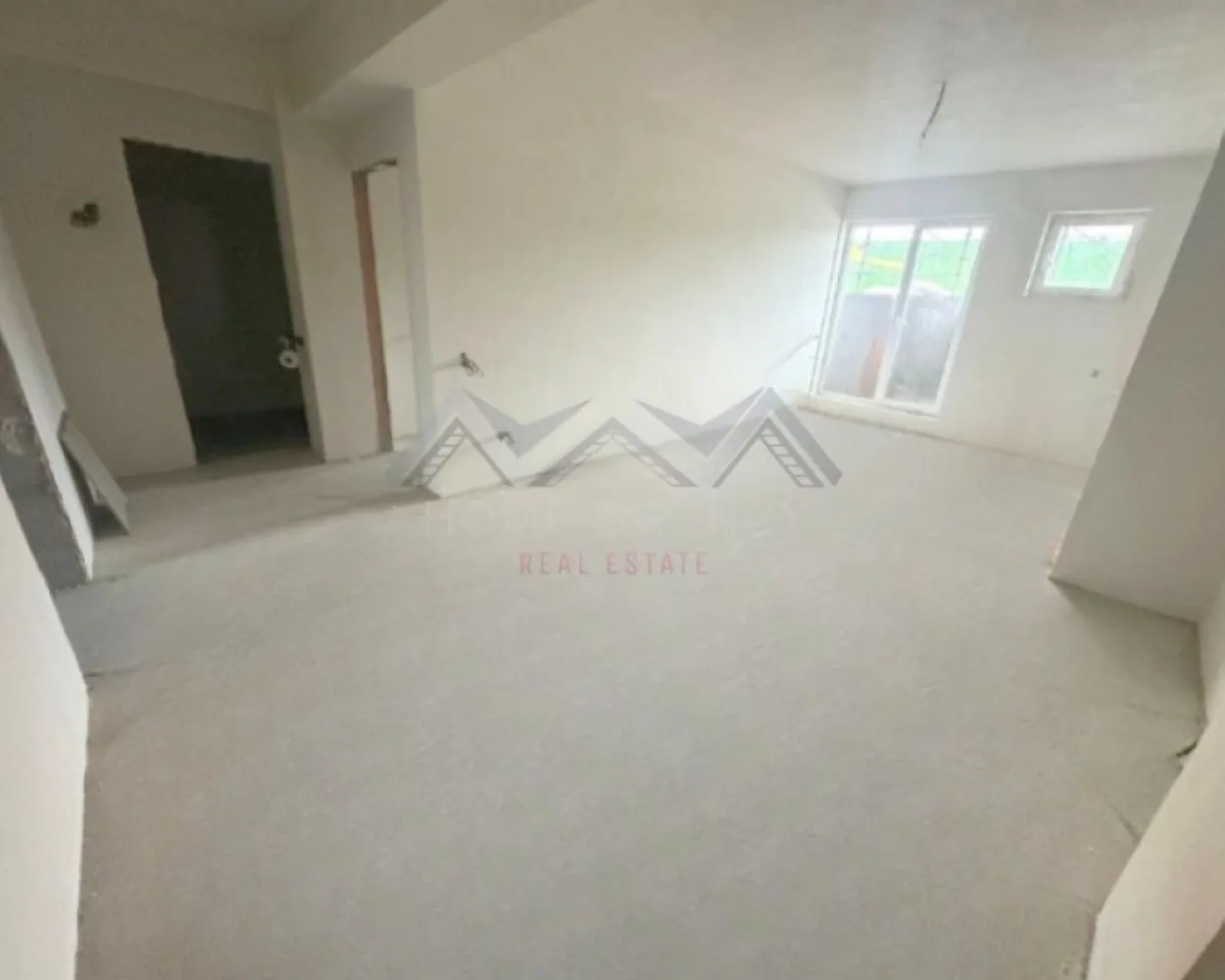 Apartament 2 camere Otopeni - Descoperă un apartament cu 2 camere foarte spațios, situat într-un ansamblu rezidențial nou din Otopeni — ideal pentru locuit sau investiție, cu acces rapid spre București, Aeroport Henri Coandă, Centură, precum și spre toate zonele de interes.

Apartamentul este foarte luminos, iar compartimentarea este foarte funcțională: zonă de zi open-space foarte generoasă, hol compact dar eficient, plus acces spre balcon din ambele camere – atât din living, cât și din dormitor. 

Apartamentul se predă "la gata", cu finisaje moderne, baie complet echipată (gresie, faianță, obiecte sanitare) și centrală termică proprie. 

Avantaje cheie:
- Apartament foarte spațios și ușor de amenajat
- Finisaje complete, baie utilată, centrală proprie – predare la cheie, racordat la toate utilitățile publice
- Comision 0% – achiziție direct de la dezvoltator
- 1 loc de parcare inclus
- Poziționare excelentă în Otopeni, cu acces rapid la DN1, Aeroportul Henri Coandă, centre comerciale și mijloace de transport

Prețul afișat este final, include TVA, comision 0.

📞 Contactează-ne pentru planurile detaliate ale celor două variante, pentru a programa o vizită pe șantier sau pentru consultanță personalizată. Suntem aici să te ajutăm să alegi locuința care ți se potrivește perfect!