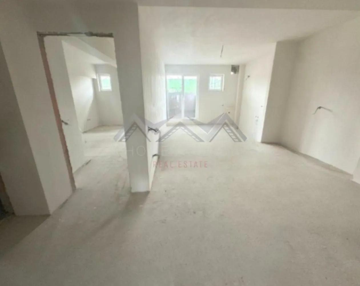 Apartament 2 camere Otopeni - Descoperă un apartament cu 2 camere foarte spațios, situat într-un ansamblu rezidențial nou din Otopeni — ideal pentru locuit sau investiție, cu acces rapid spre București, Aeroport Henri Coandă, Centură, precum și spre toate zonele de interes.

Apartamentul este foarte luminos, iar compartimentarea este foarte funcțională: zonă de zi open-space foarte generoasă, hol compact dar eficient, plus acces spre balcon din ambele camere – atât din living, cât și din dormitor. 

Apartamentul se predă "la gata", cu finisaje moderne, baie complet echipată (gresie, faianță, obiecte sanitare) și centrală termică proprie. 

Avantaje cheie:
- Apartament foarte spațios și ușor de amenajat
- Finisaje complete, baie utilată, centrală proprie – predare la cheie, racordat la toate utilitățile publice
- Comision 0% – achiziție direct de la dezvoltator
- 1 loc de parcare inclus
- Poziționare excelentă în Otopeni, cu acces rapid la DN1, Aeroportul Henri Coandă, centre comerciale și mijloace de transport

Prețul afișat este final, include TVA, comision 0.

📞 Contactează-ne pentru planurile detaliate ale celor două variante, pentru a programa o vizită pe șantier sau pentru consultanță personalizată. Suntem aici să te ajutăm să alegi locuința care ți se potrivește perfect!