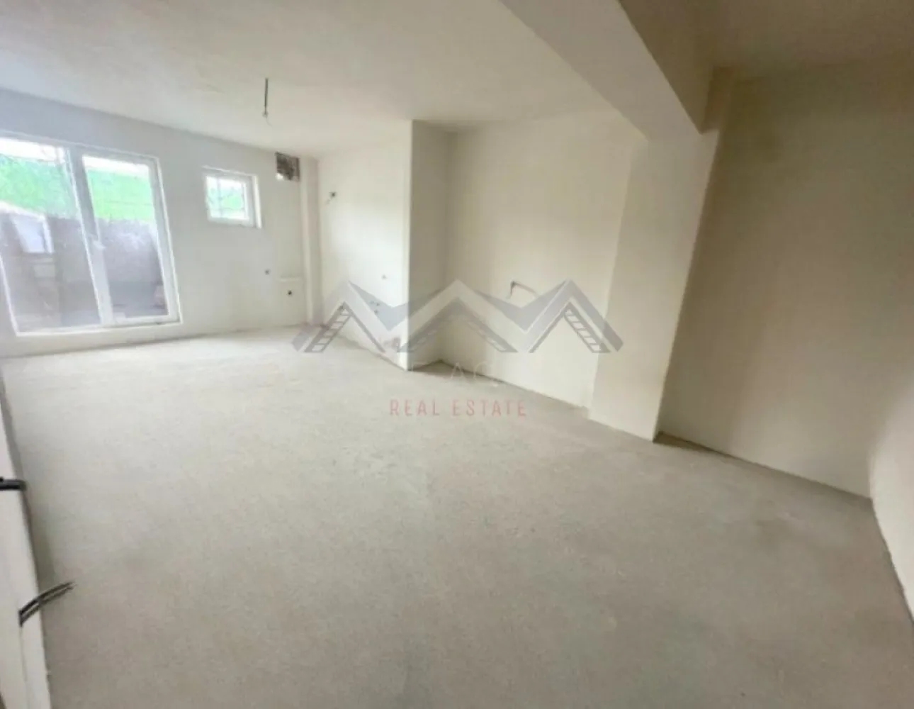 Apartament 2 camere Otopeni - Descoperă un apartament cu 2 camere foarte spațios, situat într-un ansamblu rezidențial nou din Otopeni — ideal pentru locuit sau investiție, cu acces rapid spre București, Aeroport Henri Coandă, Centură, precum și spre toate zonele de interes.

Apartamentul este foarte luminos, iar compartimentarea este foarte funcțională: zonă de zi open-space foarte generoasă, hol compact dar eficient, plus acces spre balcon din ambele camere – atât din living, cât și din dormitor. 

Apartamentul se predă "la gata", cu finisaje moderne, baie complet echipată (gresie, faianță, obiecte sanitare) și centrală termică proprie. 

Avantaje cheie:
- Apartament foarte spațios și ușor de amenajat
- Finisaje complete, baie utilată, centrală proprie – predare la cheie, racordat la toate utilitățile publice
- Comision 0% – achiziție direct de la dezvoltator
- 1 loc de parcare inclus
- Poziționare excelentă în Otopeni, cu acces rapid la DN1, Aeroportul Henri Coandă, centre comerciale și mijloace de transport

Prețul afișat este final, include TVA, comision 0.

📞 Contactează-ne pentru planurile detaliate ale celor două variante, pentru a programa o vizită pe șantier sau pentru consultanță personalizată. Suntem aici să te ajutăm să alegi locuința care ți se potrivește perfect!