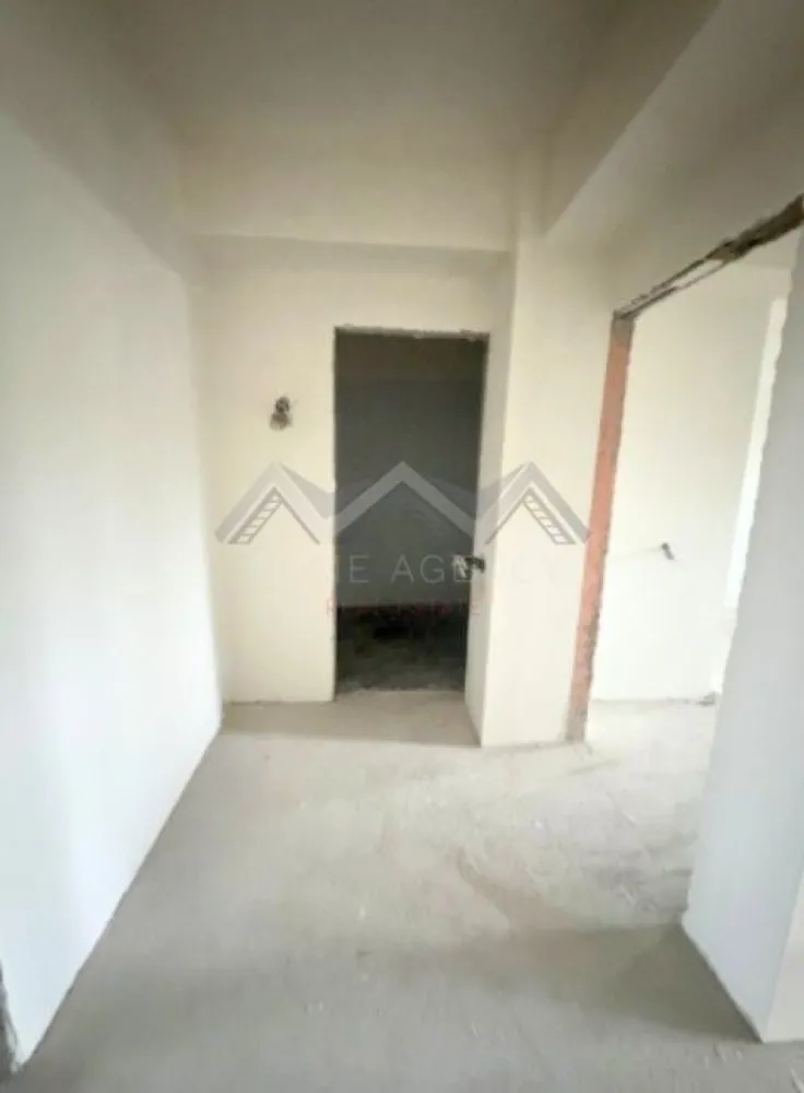 Apartament 2 camere Otopeni - Descoperă un apartament cu 2 camere foarte spațios, situat într-un ansamblu rezidențial nou din Otopeni — ideal pentru locuit sau investiție, cu acces rapid spre București, Aeroport Henri Coandă, Centură, precum și spre toate zonele de interes.

Apartamentul este foarte luminos, iar compartimentarea este foarte funcțională: zonă de zi open-space foarte generoasă, hol compact dar eficient, plus acces spre balcon din ambele camere – atât din living, cât și din dormitor. 

Apartamentul se predă "la gata", cu finisaje moderne, baie complet echipată (gresie, faianță, obiecte sanitare) și centrală termică proprie. 

Avantaje cheie:
- Apartament foarte spațios și ușor de amenajat
- Finisaje complete, baie utilată, centrală proprie – predare la cheie, racordat la toate utilitățile publice
- Comision 0% – achiziție direct de la dezvoltator
- 1 loc de parcare inclus
- Poziționare excelentă în Otopeni, cu acces rapid la DN1, Aeroportul Henri Coandă, centre comerciale și mijloace de transport

Prețul afișat este final, include TVA, comision 0.

📞 Contactează-ne pentru planurile detaliate ale celor două variante, pentru a programa o vizită pe șantier sau pentru consultanță personalizată. Suntem aici să te ajutăm să alegi locuința care ți se potrivește perfect!