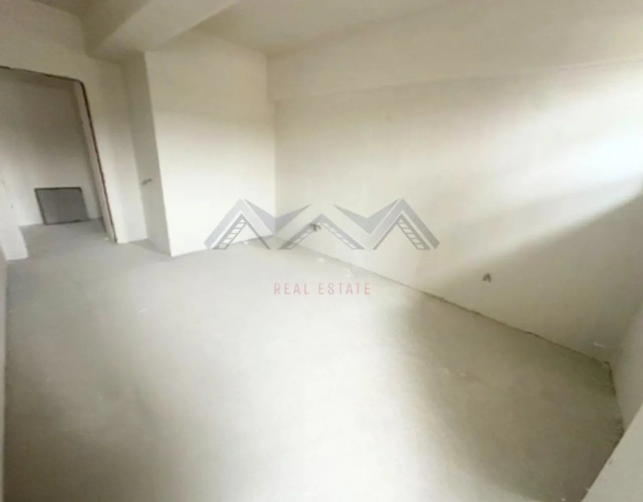 Apartament 2 camere Otopeni - Descoperă un apartament cu 2 camere foarte spațios, situat într-un ansamblu rezidențial nou din Otopeni — ideal pentru locuit sau investiție, cu acces rapid spre București, Aeroport Henri Coandă, Centură, precum și spre toate zonele de interes.

Apartamentul este foarte luminos, iar compartimentarea este foarte funcțională: zonă de zi open-space foarte generoasă, hol compact dar eficient, plus acces spre balcon din ambele camere – atât din living, cât și din dormitor. 

Apartamentul se predă "la gata", cu finisaje moderne, baie complet echipată (gresie, faianță, obiecte sanitare) și centrală termică proprie. 

Avantaje cheie:
- Apartament foarte spațios și ușor de amenajat
- Finisaje complete, baie utilată, centrală proprie – predare la cheie, racordat la toate utilitățile publice
- Comision 0% – achiziție direct de la dezvoltator
- 1 loc de parcare inclus
- Poziționare excelentă în Otopeni, cu acces rapid la DN1, Aeroportul Henri Coandă, centre comerciale și mijloace de transport

Prețul afișat este final, include TVA, comision 0.

📞 Contactează-ne pentru planurile detaliate ale celor două variante, pentru a programa o vizită pe șantier sau pentru consultanță personalizată. Suntem aici să te ajutăm să alegi locuința care ți se potrivește perfect!