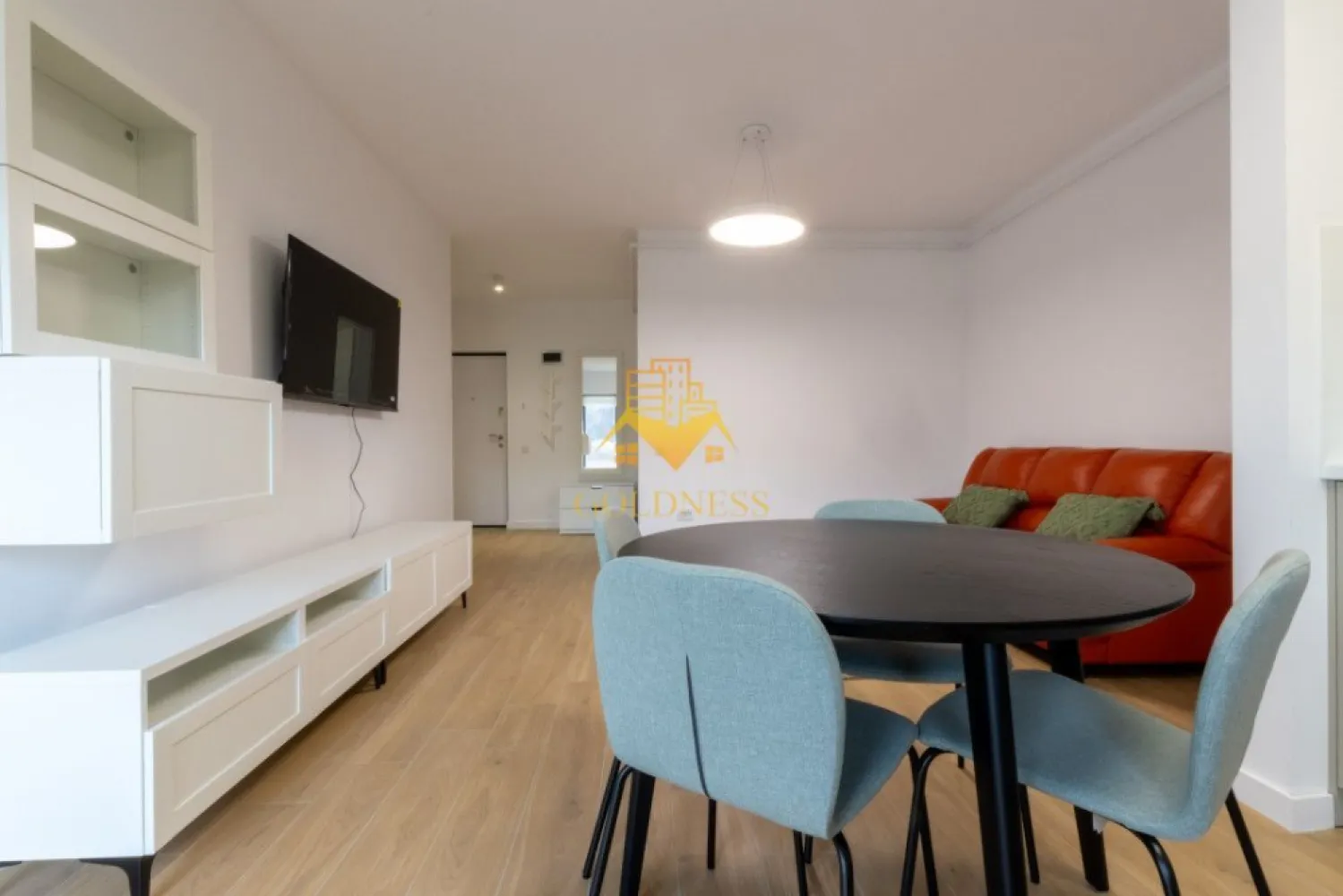 2 camere, modern, parcare, bloc nou, Floresti, zona Tineretului - GOLDNESS Imobiliare vă propune spre închiriere un apartament cu 2 camere complet mobilat și utilat, la etajul 2 într-un imobil de 5 etaje, în Floresti. Apartamentul este compartimentat astfel:
 - dormitor cu pat matrimonial, dressing, noptiere
 - living cu bucatarie open-space complet utilată, canapea, loc de servit masa 
 - baie cu cada, calorifer port prosop inox și dulap pentru depozitare.
 - terasa de 4 mp.

Imobilul este dotat cu toate cele necesare- centrală proprie, mașină de spălat haine, frigider, plită electrică, hotă, etc. 
Se află în apropierea stațiilor de transport în comun, magazine, restaurante, spații verzi, farmacii, etc. 
Dispune de parcare !

Dacă sunteți interesați de acest apartament și doriți să îl vizionați, dar și pentru alte oferte sau detalii nu ezitați să ne contactați telefonic sau prin e-mail - goldnessimobiliare@gmail.com. Vă stăm la dispoziție!