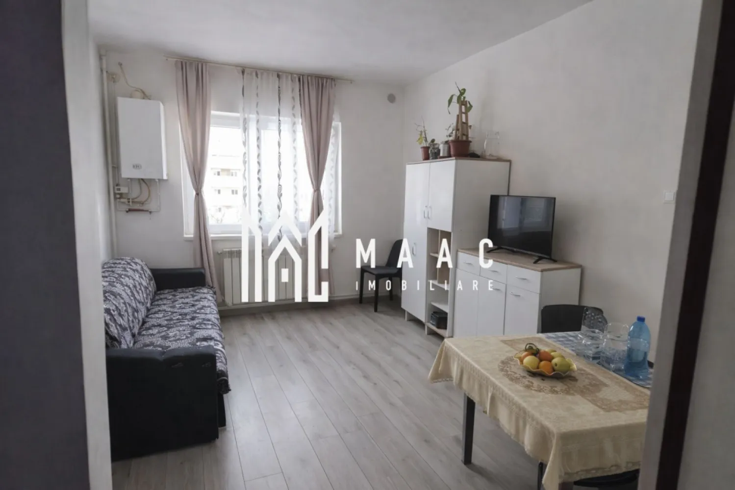 Garsonieră | Parter | Mobilată și utilată | Terezian - Maac Imobiliare prezintă spre vânzare o garsonieră situată la parter, cu o suprafață utilă de 22 mp, ideală pentru locuit sau investiție.

Garsoniera este compartimentată practic în hol, bucătărie, baie și dormitor și se vinde complet mobilată și utilată.

Imobilul dispune de tâmplărie termopan, parchet și centrală termică proprie.
Baia este finisată cu gresie și faianță și este dotată cu cabină de duș, iar bucătăria este mobilată și utilată.

Proprietatea este potrivită pentru închiriere, existând posibilitatea de preluare a chiriașului.

Pentru mai multe informații și programarea unei vizionări, vă rugăm să menționați ID anunț: CP2869345.