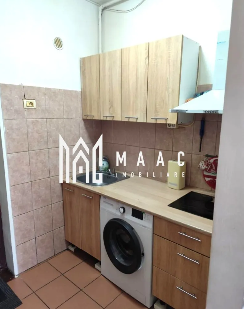 Garsonieră | Parter | Mobilată și utilată | Terezian - Maac Imobiliare prezintă spre vânzare o garsonieră situată la parter, cu o suprafață utilă de 22 mp, ideală pentru locuit sau investiție.

Garsoniera este compartimentată practic în hol, bucătărie, baie și dormitor și se vinde complet mobilată și utilată.

Imobilul dispune de tâmplărie termopan, parchet și centrală termică proprie.
Baia este finisată cu gresie și faianță și este dotată cu cabină de duș, iar bucătăria este mobilată și utilată.

Proprietatea este potrivită pentru închiriere, existând posibilitatea de preluare a chiriașului.

Pentru mai multe informații și programarea unei vizionări, vă rugăm să menționați ID anunț: CP2869345.