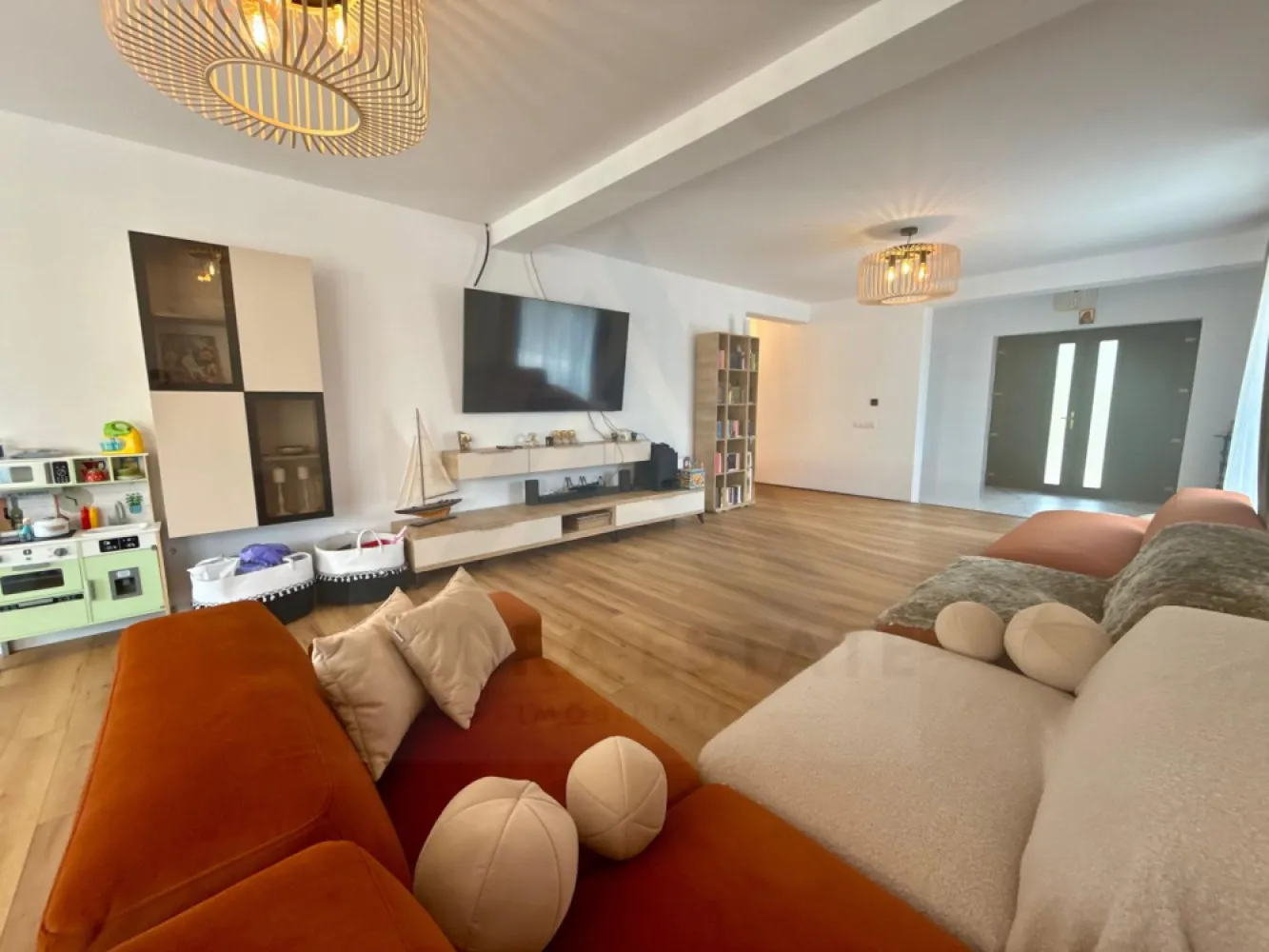Casa individuala premium 145 mp utili pe un nivel teren 500 mp in Sadu - Agenția imobiliară Azura Estate vă propune spre vânzare o casă deosebită situată în Sadu, județul Sibiu, una dintre cele mai pitorești și liniștite localități din zonă, înconjurată de natură, păduri și cu o priveliște superbă spre munți. Proprietatea se remarcă prin calitatea excepțională a construcției — edificată din cărămidă Porotherm 30 cm și izolată termic exterior în 2025, parchet lemn masiv, incalzire in pardoseala, tripane — oferind eficiență energetică ridicată, confort termic optim și costuri reduse de întreținere pe termen lung. Casa este nelocuită, în stare impecabilă, gata de mutare imediată. Orientare Sud-Vest | Vedere la munți | Stradă privată | Totul nou 📐 Suprafețe Utilă: 144,7 mp | Construită: 178 mp | Teren: 500 mp 🏠 Compartimentare: Living + Dining 46,2 mp – ferestre panoramice, vedere la munți Bucătărie închisă 8,8 mp – complet echipată Samsung 3 dormitoare: 12,7 / 13,9 / 10,8 mp (unul cu baie en-suite + dressing 4,7 mp) 2 băi 5,1 mp fiecare – finisaje de boutique hotel Hol 7 mp | SAS 5,6 mp | Cămară 2,9 mp | Cameră tehnică 4,9 mp 2 terase acoperite 4,2 + 12,8 mp + pod ✨ Dotări & finisaje: Încălzire în pardoseală | Tâmplărie tripan Mobilă Staer | Electrocasnice Samsung încorporate Canapea Sofa Belle (4.000 euro) Parchet lemn masiv | Gresie efect marmură Băi cu design unic – cadă freestanding, duș ploaie, robineți gold/negru mat, oglinzi LED Toate achizițiile au factură. Pretul de vanzare este de 268.000 euro neg!