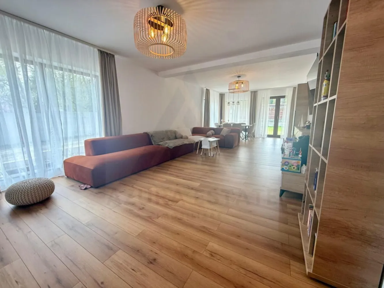 Casa individuala premium 145 mp utili pe un nivel teren 500 mp in Sadu - Agenția imobiliară Azura Estate vă propune spre vânzare o casă deosebită situată în Sadu, județul Sibiu, una dintre cele mai pitorești și liniștite localități din zonă, înconjurată de natură, păduri și cu o priveliște superbă spre munți. Proprietatea se remarcă prin calitatea excepțională a construcției — edificată din cărămidă Porotherm 30 cm și izolată termic exterior în 2025, parchet lemn masiv, incalzire in pardoseala, tripane — oferind eficiență energetică ridicată, confort termic optim și costuri reduse de întreținere pe termen lung. Casa este nelocuită, în stare impecabilă, gata de mutare imediată. Orientare Sud-Vest | Vedere la munți | Stradă privată | Totul nou 📐 Suprafețe Utilă: 144,7 mp | Construită: 178 mp | Teren: 500 mp 🏠 Compartimentare: Living + Dining 46,2 mp – ferestre panoramice, vedere la munți Bucătărie închisă 8,8 mp – complet echipată Samsung 3 dormitoare: 12,7 / 13,9 / 10,8 mp (unul cu baie en-suite + dressing 4,7 mp) 2 băi 5,1 mp fiecare – finisaje de boutique hotel Hol 7 mp | SAS 5,6 mp | Cămară 2,9 mp | Cameră tehnică 4,9 mp 2 terase acoperite 4,2 + 12,8 mp + pod ✨ Dotări & finisaje: Încălzire în pardoseală | Tâmplărie tripan Mobilă Staer | Electrocasnice Samsung încorporate Canapea Sofa Belle (4.000 euro) Parchet lemn masiv | Gresie efect marmură Băi cu design unic – cadă freestanding, duș ploaie, robineți gold/negru mat, oglinzi LED Toate achizițiile au factură. Pretul de vanzare este de 268.000 euro neg!