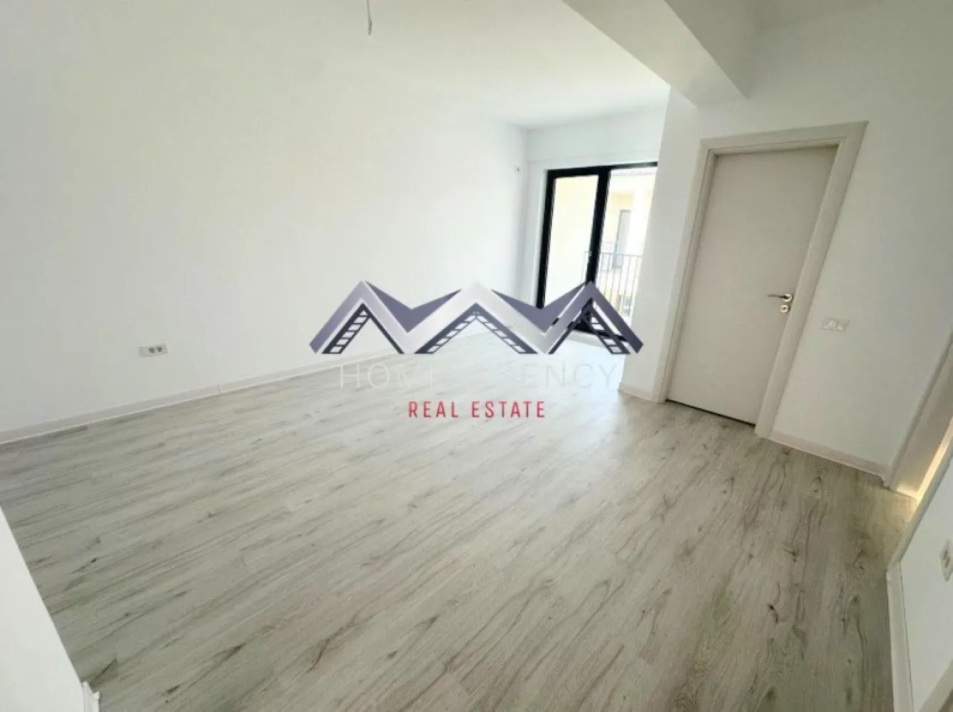 Apartament 2 camere | bucătărie închisă | Otopeni central - Vă propunem, spre vânzare, un apartament modern de 2 camere, situat într-un imobil nou (D+P+3) aflat chiar în centrul orașului Otopeni, la maxim 15 minute de mers pe jos de DN1 și viitoarea stație de metrou. Este alegerea ideală dacă îți dorești un cămin confortabil, eficient energetic și cu acces rapid la toate punctele de interes sau dacă vrei o investiție sigură pentru închiriere pe termen lung ori regim hotelier (Airbnb, Booking).

Apartamentul este amplasat într-o zonă centrală, dar liniștită, la doar câteva minute de mers pe jos toate facilitățile de care ai nevoie: restaurante, supermarketuri, bănci, piață, farmacii, transport public etc. Accesul către DN1, Aeroportul Henri Coandă, Centură și viitoarea stație de metrou se face rapid și ușor, ceea ce transformă această locație într-una extrem de practică atât pentru locuit, cât și pentru investiție. În plus, zona se bucură de infrastructură modernizată și de un cadru rezidențial plăcut, cu vecinătăți selecte.

Imobilul se remarcă printr-o compartimentare practică și bine gândită, care asigură confort și funcționalitate în fiecare încăpere. Livingul este luminos și aerisit, cu acces direct spre balcon, ceea ce adaugă un plus de spațiu și luminozitate. Bucătăria este închisă, oferind intimitate și un spațiu separat pentru gătit, și, precum dormitorul, beneficiază de acces spre o terasă generoasă de 7.71 mp – un loc ideal pentru relaxare sau momente petrecute în aer liber. Baia este complet utilată și finisată cu obiecte sanitare moderne.

Confortul termic este asigurat de centrală proprie și de sistemul de încălzire prin pardoseală, care oferă un climat uniform și economic în întreaga locuință. Toate utilitățile sunt contorizate individual (apă, gaze, electricitate) și racordate la rețele publice de canalizare și infrastructură. 

Prețul afișat este final, include TVA și un loc de parcare.

Programează acum o vizionare cu echipa de vânzări!