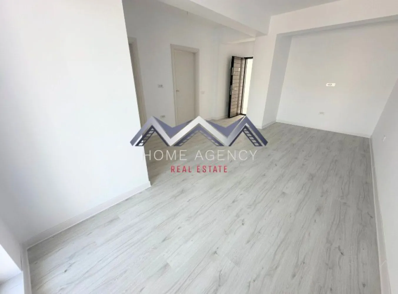 Apartament 2 camere | bucătărie închisă | Otopeni central - Vă propunem, spre vânzare, un apartament modern de 2 camere, situat într-un imobil nou (D+P+3) aflat chiar în centrul orașului Otopeni, la maxim 15 minute de mers pe jos de DN1 și viitoarea stație de metrou. Este alegerea ideală dacă îți dorești un cămin confortabil, eficient energetic și cu acces rapid la toate punctele de interes sau dacă vrei o investiție sigură pentru închiriere pe termen lung ori regim hotelier (Airbnb, Booking).

Apartamentul este amplasat într-o zonă centrală, dar liniștită, la doar câteva minute de mers pe jos toate facilitățile de care ai nevoie: restaurante, supermarketuri, bănci, piață, farmacii, transport public etc. Accesul către DN1, Aeroportul Henri Coandă, Centură și viitoarea stație de metrou se face rapid și ușor, ceea ce transformă această locație într-una extrem de practică atât pentru locuit, cât și pentru investiție. În plus, zona se bucură de infrastructură modernizată și de un cadru rezidențial plăcut, cu vecinătăți selecte.

Imobilul se remarcă printr-o compartimentare practică și bine gândită, care asigură confort și funcționalitate în fiecare încăpere. Livingul este luminos și aerisit, cu acces direct spre balcon, ceea ce adaugă un plus de spațiu și luminozitate. Bucătăria este închisă, oferind intimitate și un spațiu separat pentru gătit, și, precum dormitorul, beneficiază de acces spre o terasă generoasă de 7.71 mp – un loc ideal pentru relaxare sau momente petrecute în aer liber. Baia este complet utilată și finisată cu obiecte sanitare moderne.

Confortul termic este asigurat de centrală proprie și de sistemul de încălzire prin pardoseală, care oferă un climat uniform și economic în întreaga locuință. Toate utilitățile sunt contorizate individual (apă, gaze, electricitate) și racordate la rețele publice de canalizare și infrastructură. 

Prețul afișat este final, include TVA și un loc de parcare.

Programează acum o vizionare cu echipa de vânzări!