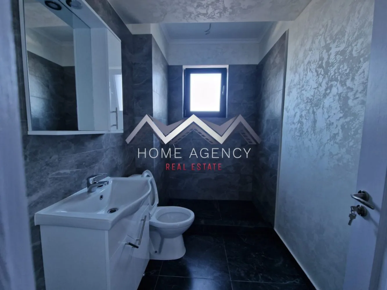Proiect Nou Central | Otopeni | - Vă propunem, spre vânzare, un apartament de 2 camere, situat într-un imobil nou (D+P+3) aflat chiar în centrul orașului Otopeni, la maxim 15 minute de mers pe jos de DN1 și viitoarea stație de metrou. Este alegerea ideală dacă îți dorești un cămin confortabil, eficient energetic și cu acces rapid la toate punctele de interes sau dacă vrei o investiție sigură pentru închiriere pe termen lung ori regim hotelier (Airbnb, Booking).

Apartamentul este amplasat într-o zonă centrală, dar liniștită, la doar câteva minute de mers pe jos toate facilitățile de care ai nevoie: restaurante, supermarketuri, bănci, piață, farmacii, transport public etc. Accesul către DN1, Aeroportul Henri Coandă, Centură și viitoarea stație de metrou se face rapid și ușor, ceea ce transformă această locație într-una extrem de practică atât pentru locuit, cât și pentru investiție. În plus, zona se bucură de infrastructură modernizată și de un cadru rezidențial plăcut, cu vecinătăți selecte.

Imobilul se remarcă printr-o compartimentare practică și bine gândită, care asigură confort și funcționalitate în fiecare încăpere. Livingul este luminos și aerisit, cu acces direct spre balcon, ceea ce adaugă un plus de spațiu și luminozitate. Bucătăria este închisă, oferind intimitate și un spațiu separat pentru gătit, și, precum dormitorul, beneficiază de acces spre o terasă generoasă de 7.71 mp – un loc ideal pentru relaxare sau momente petrecute în aer liber. Baia este complet utilată și finisată cu obiecte sanitare moderne.

Confortul termic este asigurat de centrală proprie și de sistemul de încălzire prin pardoseală, care oferă un climat uniform și economic în întreaga locuință. Toate utilitățile sunt contorizate individual (apă, gaze, electricitate) și racordate la rețele publice de canalizare și infrastructură.

Comision 0.
Prețul afișat este final, include TVA și un loc de parcare.

Programează acum o vizionare cu echipa de vânzări!