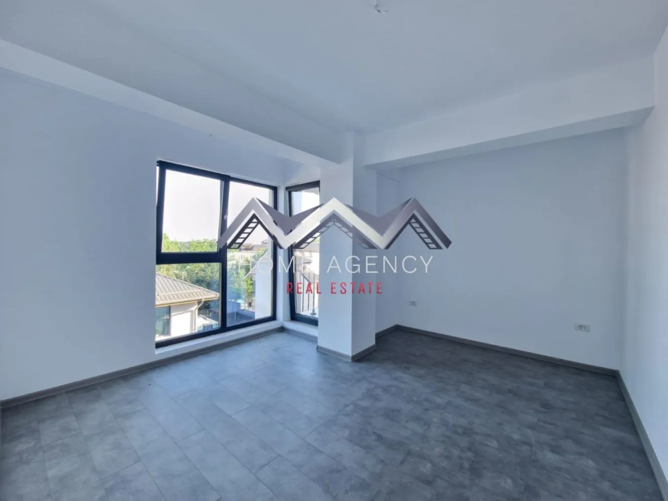 Proiect Nou Central | Otopeni | - Vă propunem, spre vânzare, un apartament de 2 camere, situat într-un imobil nou (D+P+3) aflat chiar în centrul orașului Otopeni, la maxim 15 minute de mers pe jos de DN1 și viitoarea stație de metrou. Este alegerea ideală dacă îți dorești un cămin confortabil, eficient energetic și cu acces rapid la toate punctele de interes sau dacă vrei o investiție sigură pentru închiriere pe termen lung ori regim hotelier (Airbnb, Booking).

Apartamentul este amplasat într-o zonă centrală, dar liniștită, la doar câteva minute de mers pe jos toate facilitățile de care ai nevoie: restaurante, supermarketuri, bănci, piață, farmacii, transport public etc. Accesul către DN1, Aeroportul Henri Coandă, Centură și viitoarea stație de metrou se face rapid și ușor, ceea ce transformă această locație într-una extrem de practică atât pentru locuit, cât și pentru investiție. În plus, zona se bucură de infrastructură modernizată și de un cadru rezidențial plăcut, cu vecinătăți selecte.

Imobilul se remarcă printr-o compartimentare practică și bine gândită, care asigură confort și funcționalitate în fiecare încăpere. Livingul este luminos și aerisit, cu acces direct spre balcon, ceea ce adaugă un plus de spațiu și luminozitate. Bucătăria este închisă, oferind intimitate și un spațiu separat pentru gătit, și, precum dormitorul, beneficiază de acces spre o terasă generoasă de 7.71 mp – un loc ideal pentru relaxare sau momente petrecute în aer liber. Baia este complet utilată și finisată cu obiecte sanitare moderne.

Confortul termic este asigurat de centrală proprie și de sistemul de încălzire prin pardoseală, care oferă un climat uniform și economic în întreaga locuință. Toate utilitățile sunt contorizate individual (apă, gaze, electricitate) și racordate la rețele publice de canalizare și infrastructură.

Comision 0.
Prețul afișat este final, include TVA și un loc de parcare.

Programează acum o vizionare cu echipa de vânzări!