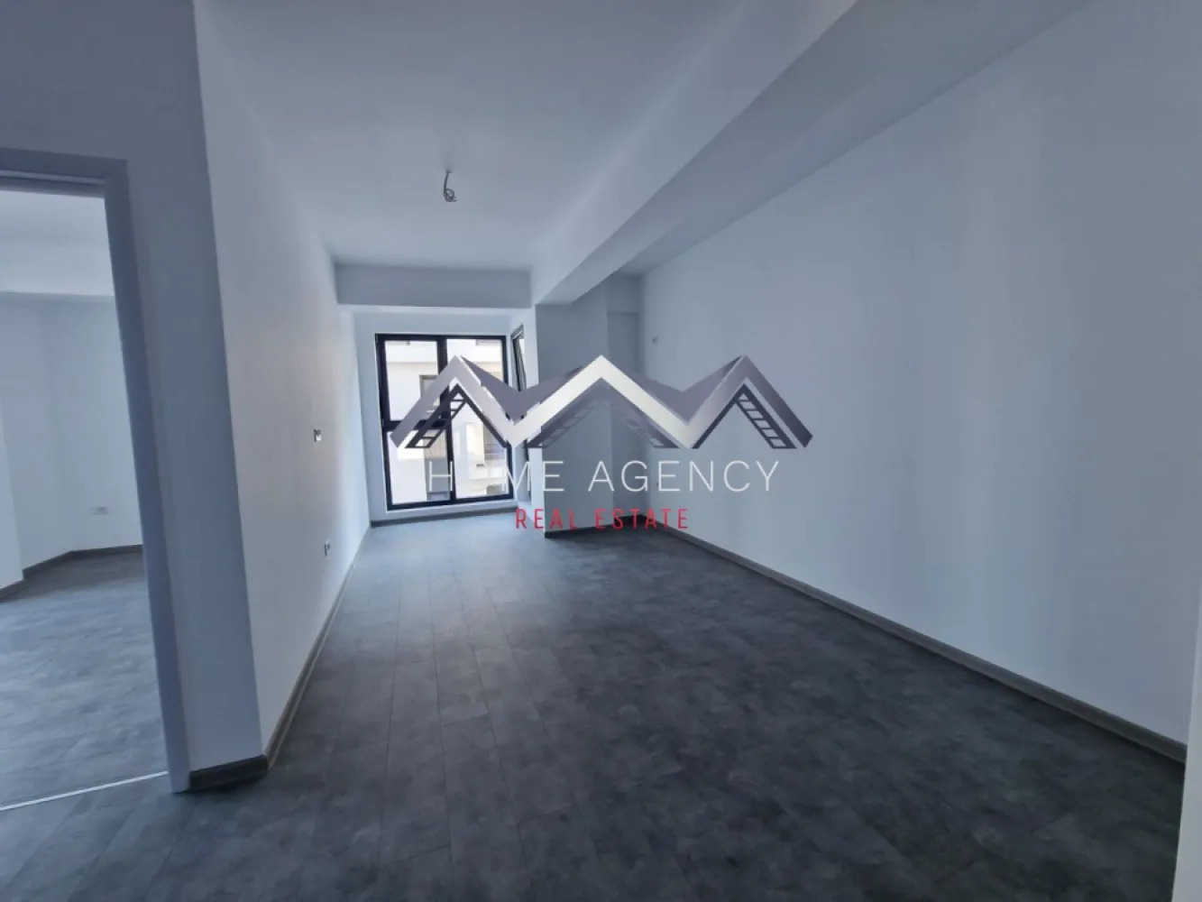 Proiect Nou Central | Otopeni | - Vă propunem, spre vânzare, un apartament de 2 camere, situat într-un imobil nou (D+P+3) aflat chiar în centrul orașului Otopeni, la maxim 15 minute de mers pe jos de DN1 și viitoarea stație de metrou. Este alegerea ideală dacă îți dorești un cămin confortabil, eficient energetic și cu acces rapid la toate punctele de interes sau dacă vrei o investiție sigură pentru închiriere pe termen lung ori regim hotelier (Airbnb, Booking).

Apartamentul este amplasat într-o zonă centrală, dar liniștită, la doar câteva minute de mers pe jos toate facilitățile de care ai nevoie: restaurante, supermarketuri, bănci, piață, farmacii, transport public etc. Accesul către DN1, Aeroportul Henri Coandă, Centură și viitoarea stație de metrou se face rapid și ușor, ceea ce transformă această locație într-una extrem de practică atât pentru locuit, cât și pentru investiție. În plus, zona se bucură de infrastructură modernizată și de un cadru rezidențial plăcut, cu vecinătăți selecte.

Imobilul se remarcă printr-o compartimentare practică și bine gândită, care asigură confort și funcționalitate în fiecare încăpere. Livingul este luminos și aerisit, cu acces direct spre balcon, ceea ce adaugă un plus de spațiu și luminozitate. Bucătăria este închisă, oferind intimitate și un spațiu separat pentru gătit, și, precum dormitorul, beneficiază de acces spre o terasă generoasă de 7.71 mp – un loc ideal pentru relaxare sau momente petrecute în aer liber. Baia este complet utilată și finisată cu obiecte sanitare moderne.

Confortul termic este asigurat de centrală proprie și de sistemul de încălzire prin pardoseală, care oferă un climat uniform și economic în întreaga locuință. Toate utilitățile sunt contorizate individual (apă, gaze, electricitate) și racordate la rețele publice de canalizare și infrastructură.

Comision 0.
Prețul afișat este final, include TVA și un loc de parcare.

Programează acum o vizionare cu echipa de vânzări!