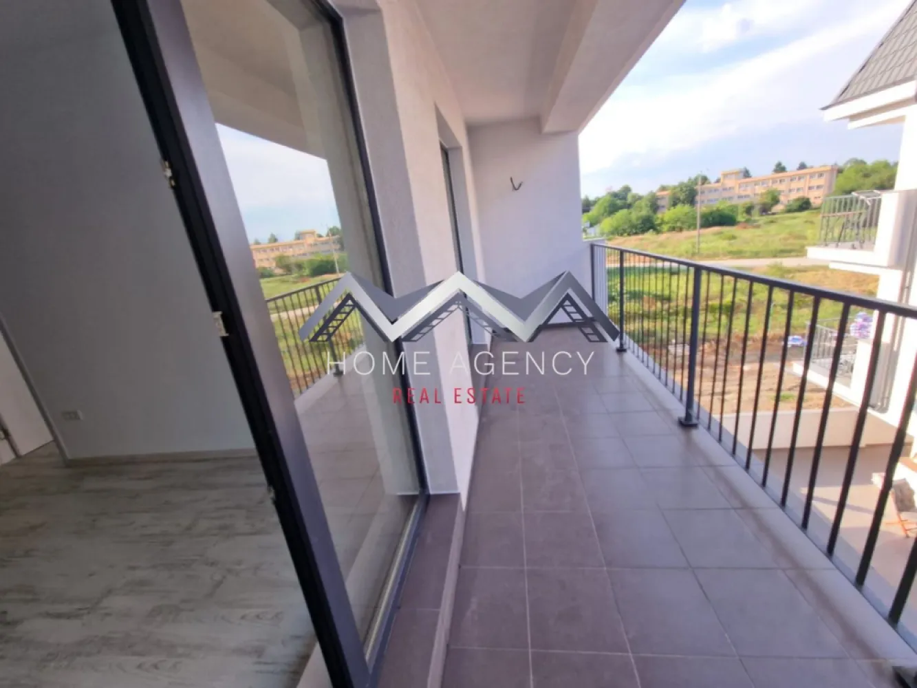 Proiect Nou Central | Otopeni | - Vă propunem, spre vânzare, un apartament de 2 camere, situat într-un imobil nou (D+P+3) aflat chiar în centrul orașului Otopeni, la maxim 15 minute de mers pe jos de DN1 și viitoarea stație de metrou. Este alegerea ideală dacă îți dorești un cămin confortabil, eficient energetic și cu acces rapid la toate punctele de interes sau dacă vrei o investiție sigură pentru închiriere pe termen lung ori regim hotelier (Airbnb, Booking).

Apartamentul este amplasat într-o zonă centrală, dar liniștită, la doar câteva minute de mers pe jos toate facilitățile de care ai nevoie: restaurante, supermarketuri, bănci, piață, farmacii, transport public etc. Accesul către DN1, Aeroportul Henri Coandă, Centură și viitoarea stație de metrou se face rapid și ușor, ceea ce transformă această locație într-una extrem de practică atât pentru locuit, cât și pentru investiție. În plus, zona se bucură de infrastructură modernizată și de un cadru rezidențial plăcut, cu vecinătăți selecte.

Imobilul se remarcă printr-o compartimentare practică și bine gândită, care asigură confort și funcționalitate în fiecare încăpere. Livingul este luminos și aerisit, cu acces direct spre balcon, ceea ce adaugă un plus de spațiu și luminozitate. Bucătăria este închisă, oferind intimitate și un spațiu separat pentru gătit, și, precum dormitorul, beneficiază de acces spre o terasă generoasă de 7.71 mp – un loc ideal pentru relaxare sau momente petrecute în aer liber. Baia este complet utilată și finisată cu obiecte sanitare moderne.

Confortul termic este asigurat de centrală proprie și de sistemul de încălzire prin pardoseală, care oferă un climat uniform și economic în întreaga locuință. Toate utilitățile sunt contorizate individual (apă, gaze, electricitate) și racordate la rețele publice de canalizare și infrastructură.

Comision 0.
Prețul afișat este final, include TVA și un loc de parcare.

Programează acum o vizionare cu echipa de vânzări!
